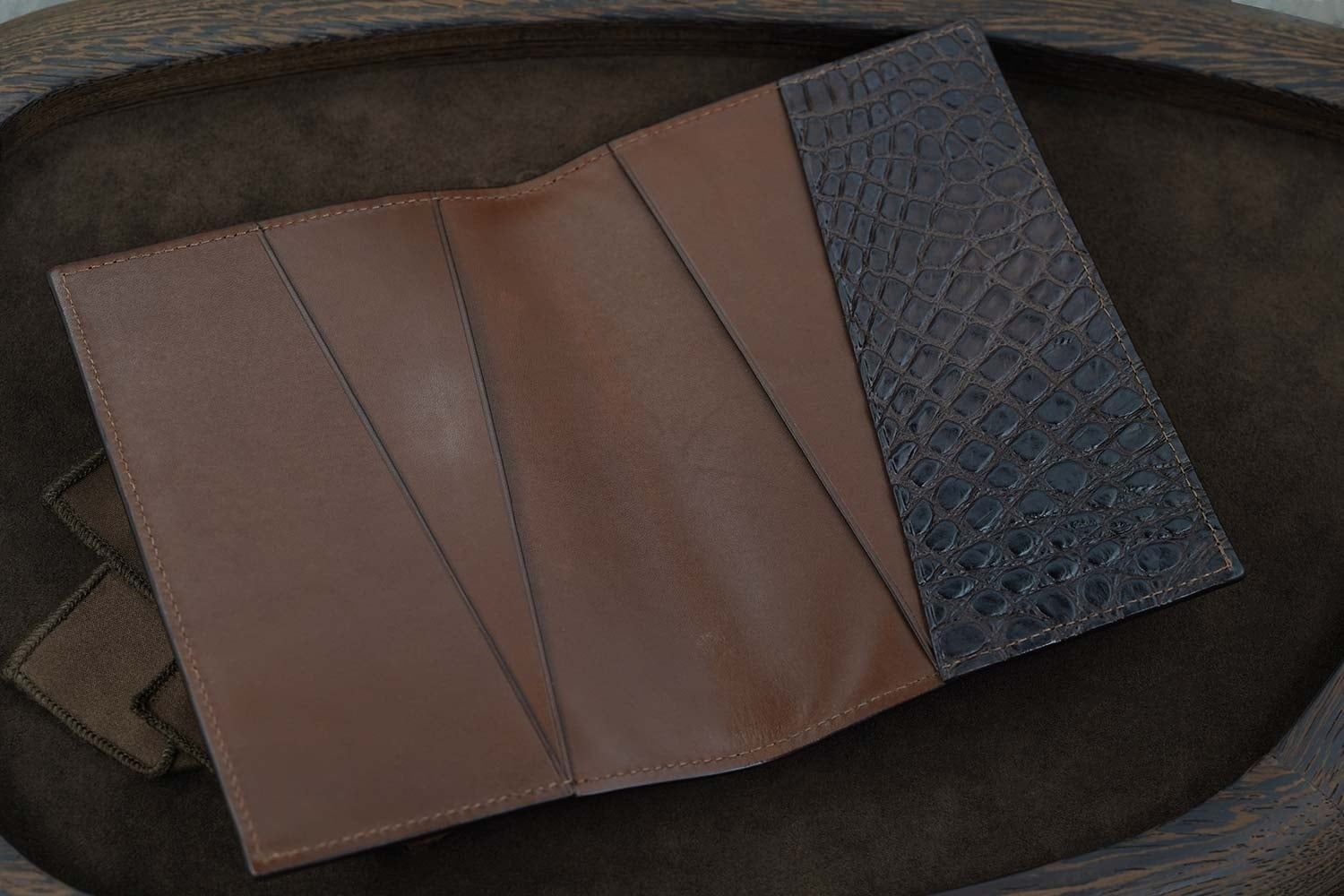 ASTRUA Creazioni Portapassaporto In Pelle Di Vitello Tamponato e Coccodrillo Dark Oak  PP1VTC26-P415