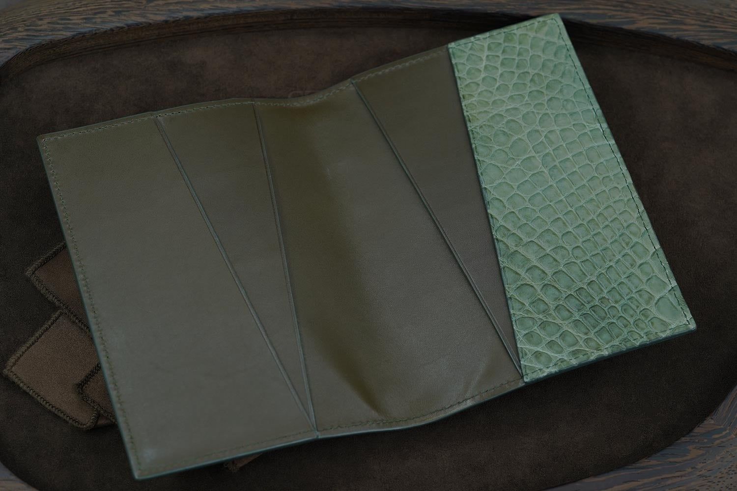 ASTRUA Creazioni Portapassaporto In Pelle Di Vitello Tamponato e Coccodrillo Olive Antique  PP1VTC27-P415