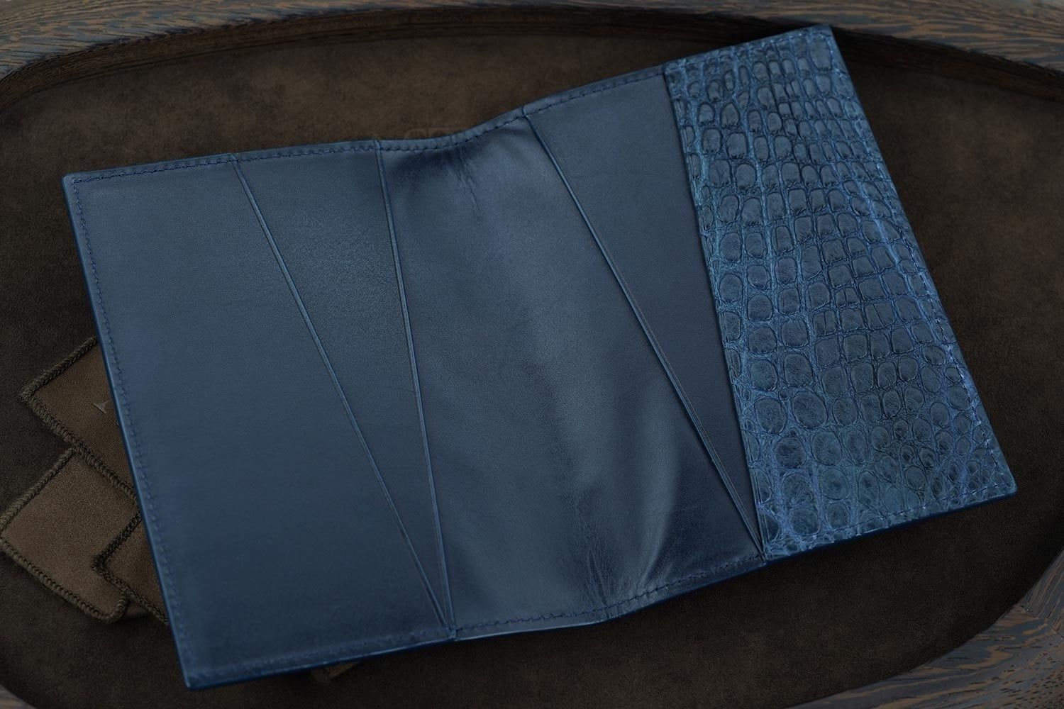 ASTRUA Creazioni Portapassaporto In Pelle Di Vitello Tamponato e Coccodrillo Dark Night  PP1VTC42-P415