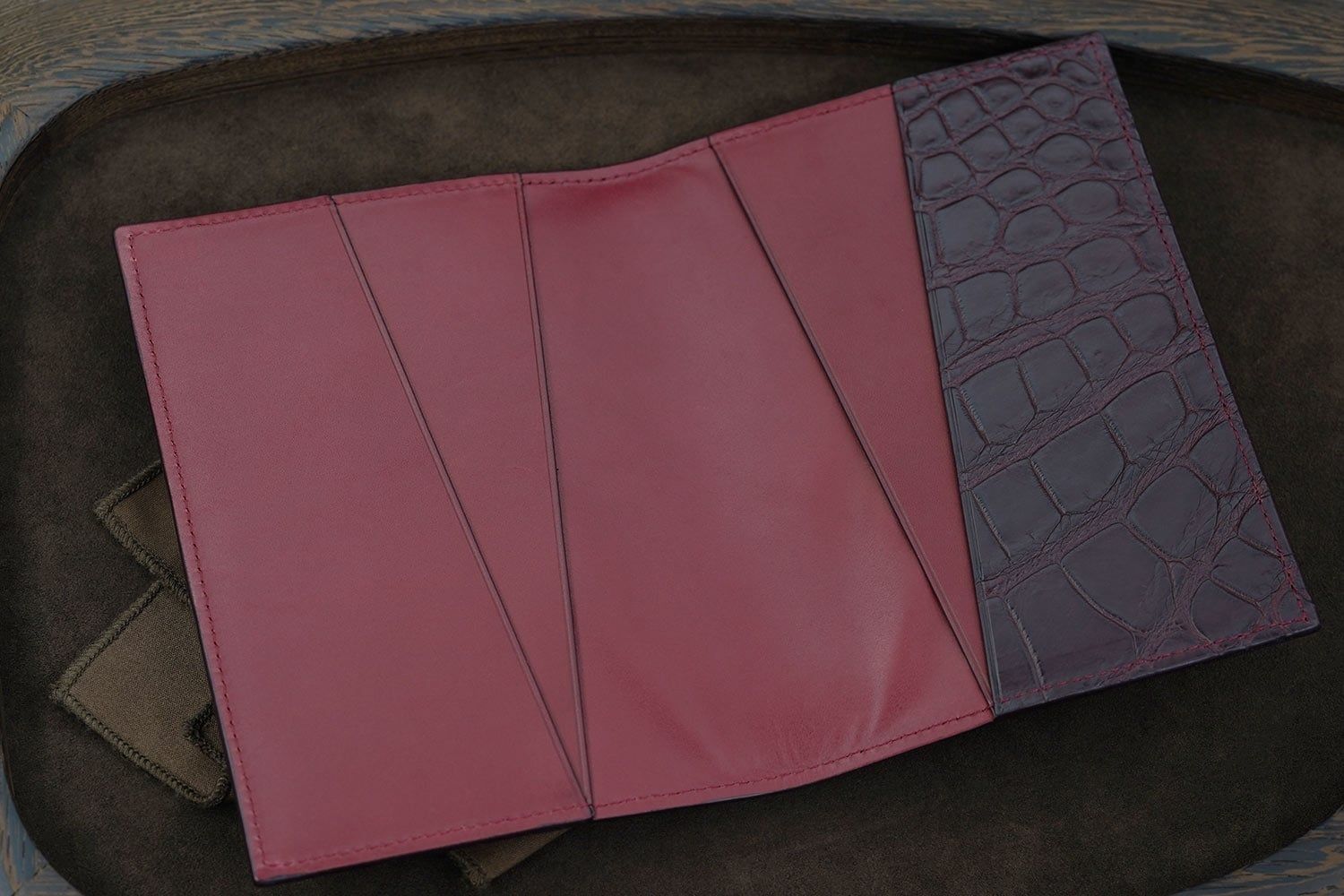 ASTRUA Creazioni Portapassaporto In Pelle Di Vitello Tamponato e Coccodrillo Oxblood  PP1VTC28-P415
