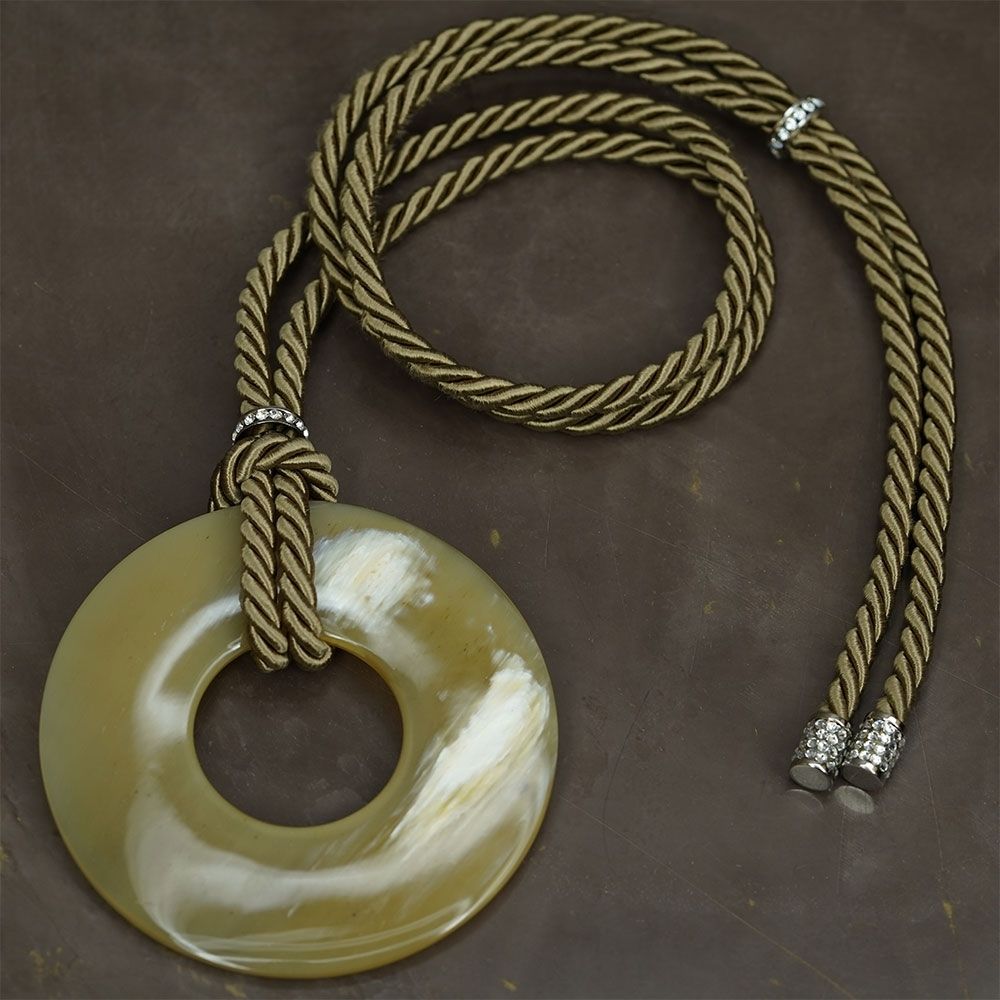 ARCAHORN Ciondolo Tondo In Corno Chiaro \ Swarovski Crystal Corda Raso  2227C
