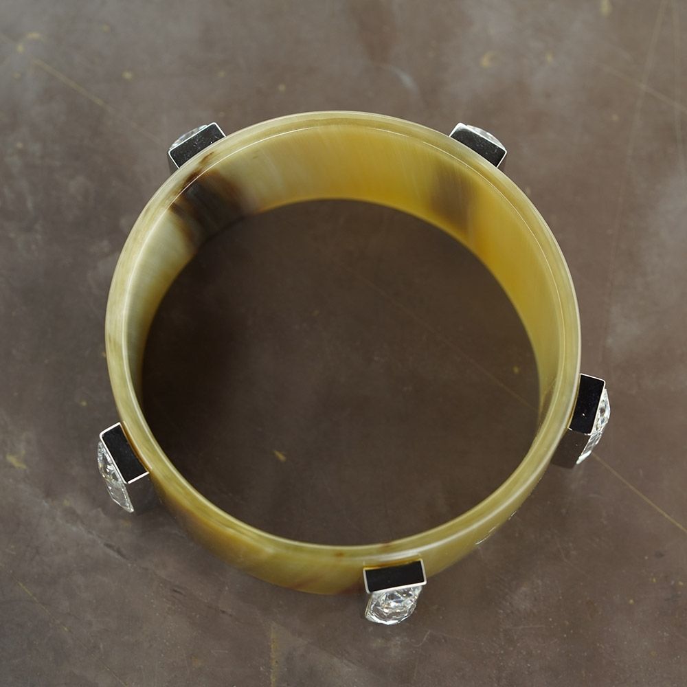 ARCAHORN Bracciale In Corno Chiaro - 5 Baguette Swarovski Crystal  2006C