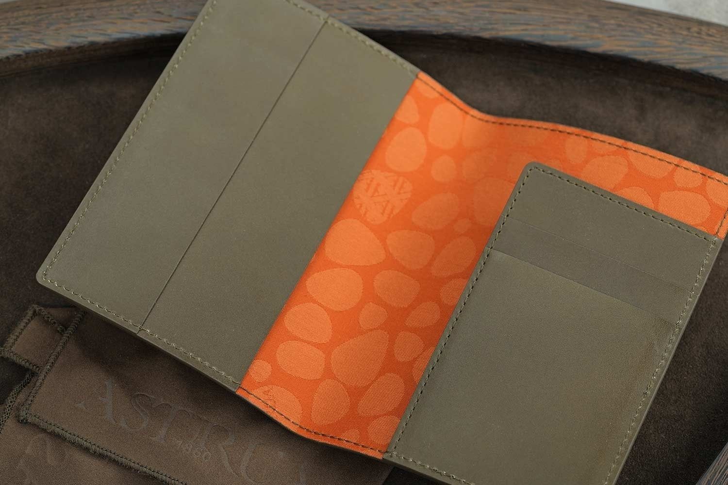 ASTRUA Creazioni Portapassaporto In Pelle Di Vitello Khaki  PP3VI34-P575