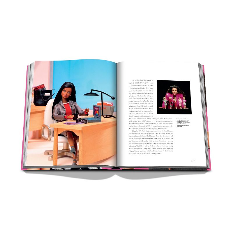 ASSOULINE Libro Barbie 25.1 x 3.9 x H 32.9 CM 9781649803214