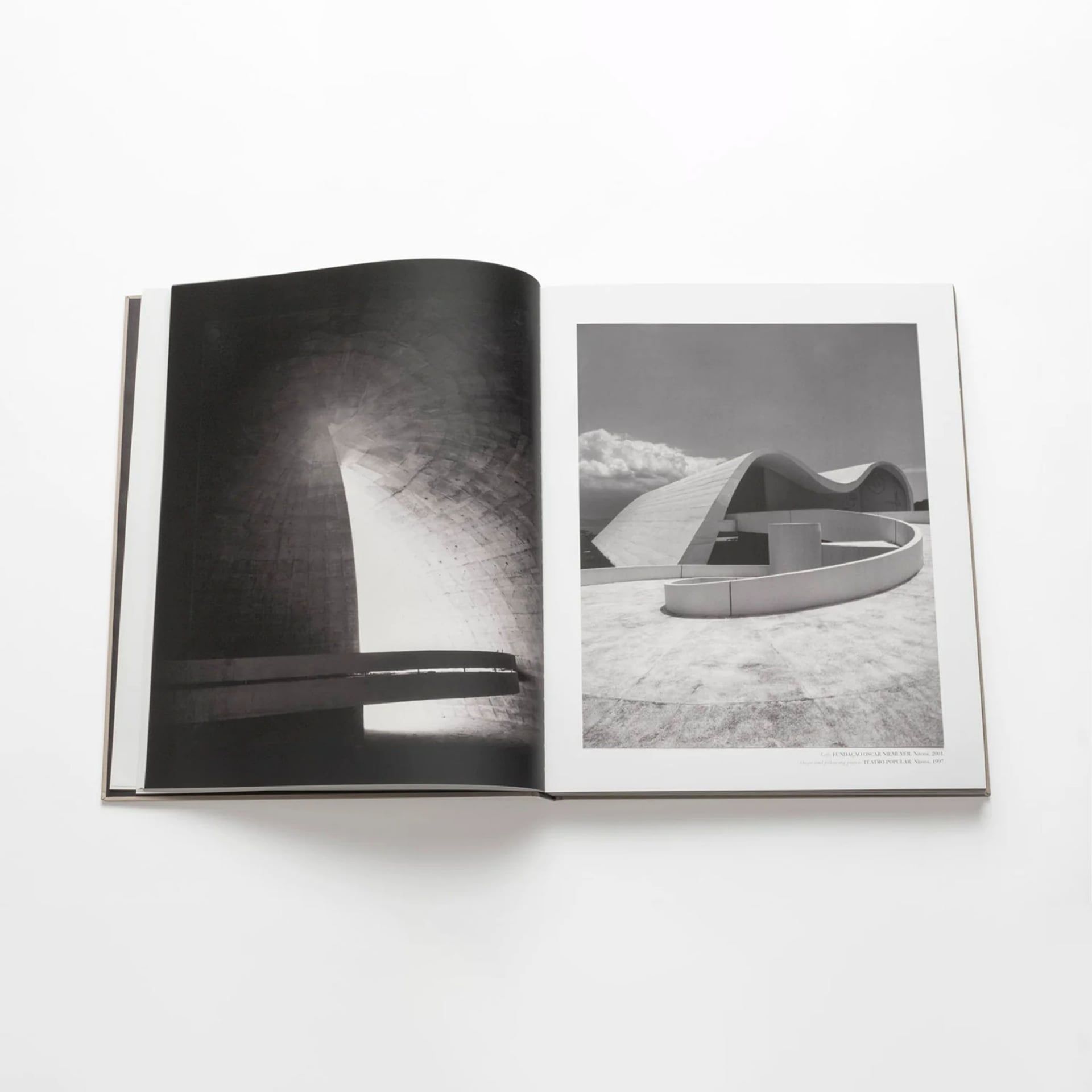 ASSOULINE Libro Oscar Niemeyer 39 x 7 x H 47 CM 9782759402939