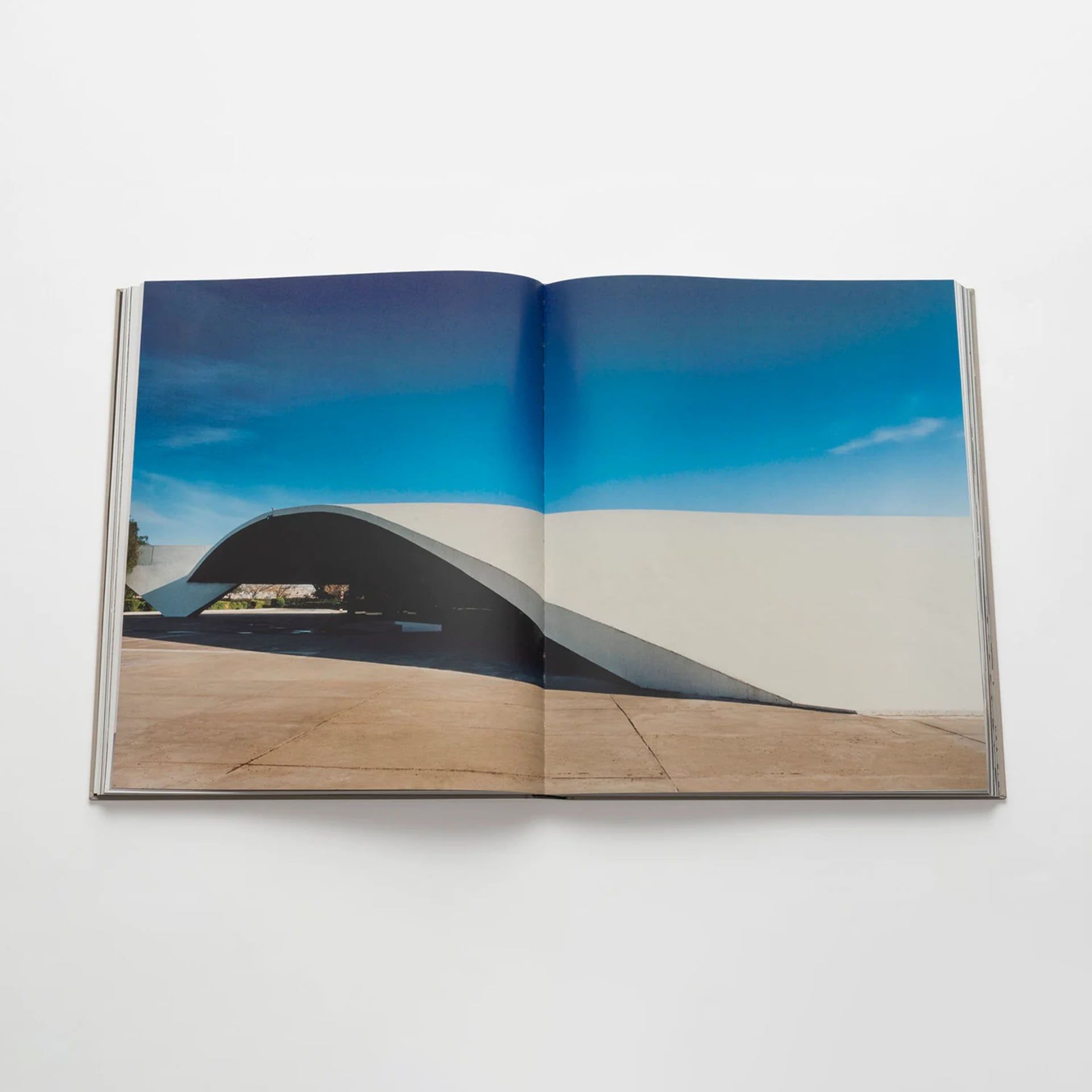 ASSOULINE Libro Oscar Niemeyer 39 x 7 x H 47 CM 9782759402939