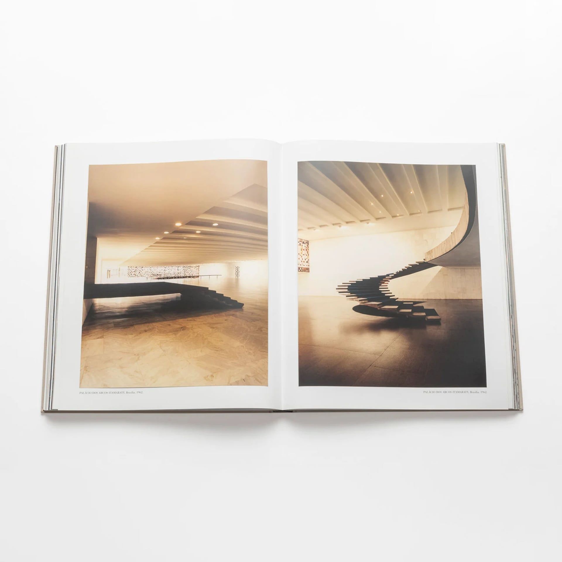 ASSOULINE Libro Oscar Niemeyer 39 x 7 x H 47 CM 9782759402939