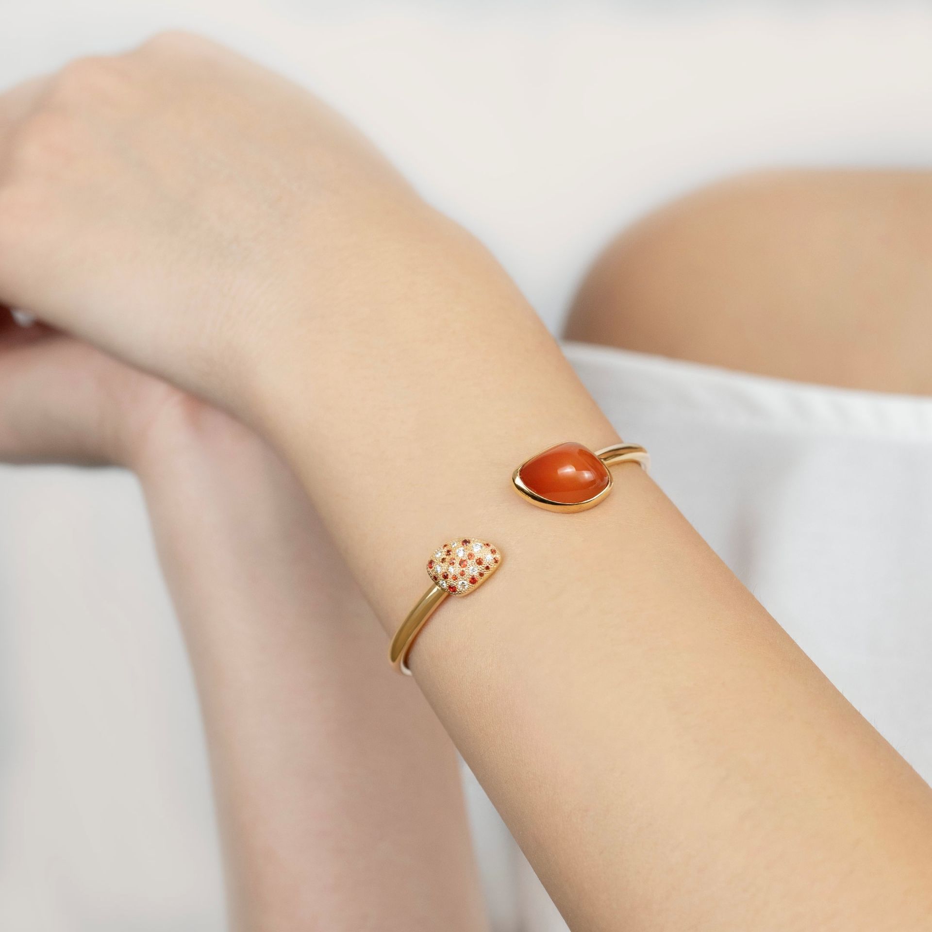 ASTRUA Bracciale Mykonos, Oro Rosa, Diamanti, Zaffiri, Corniola  MI85PDZ8CCORCN.M