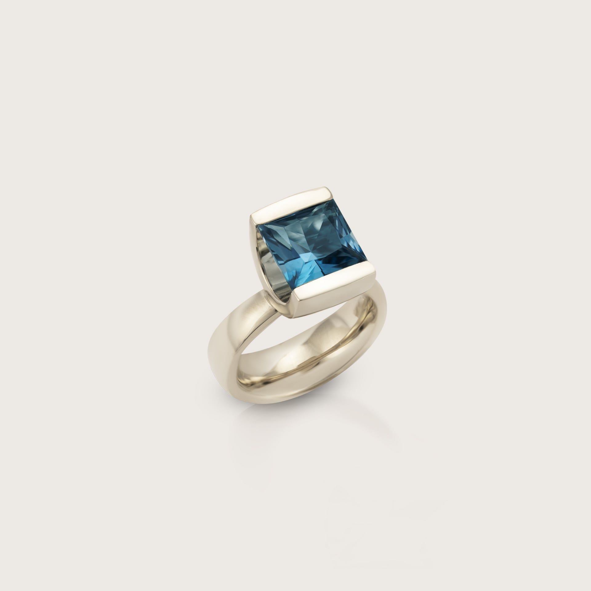 ASTRUA Anello Petali, Oro Bianco, Topazio  PE19TLP.9