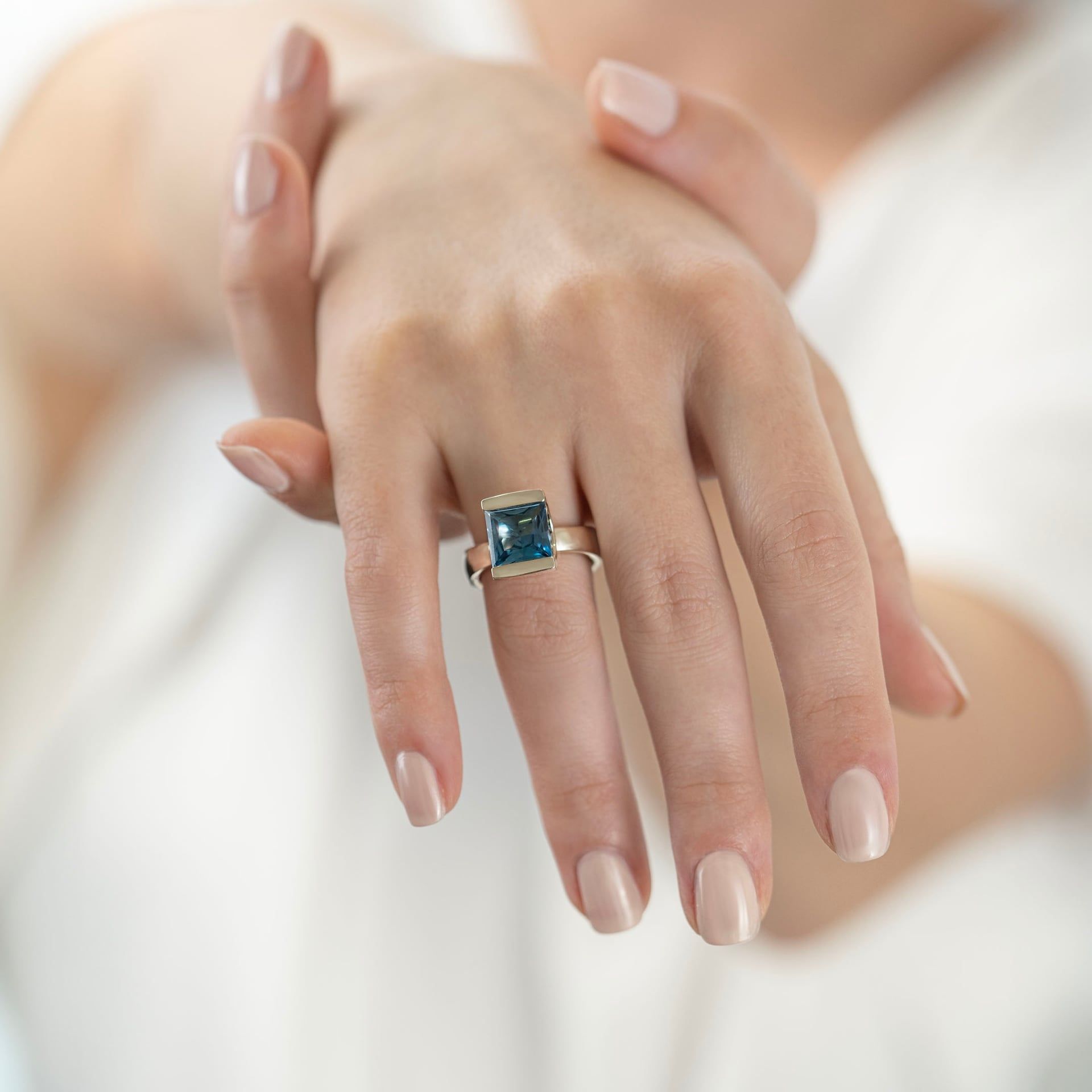 ASTRUA Anello Petali, Oro Bianco, Topazio  PE19TLP.9