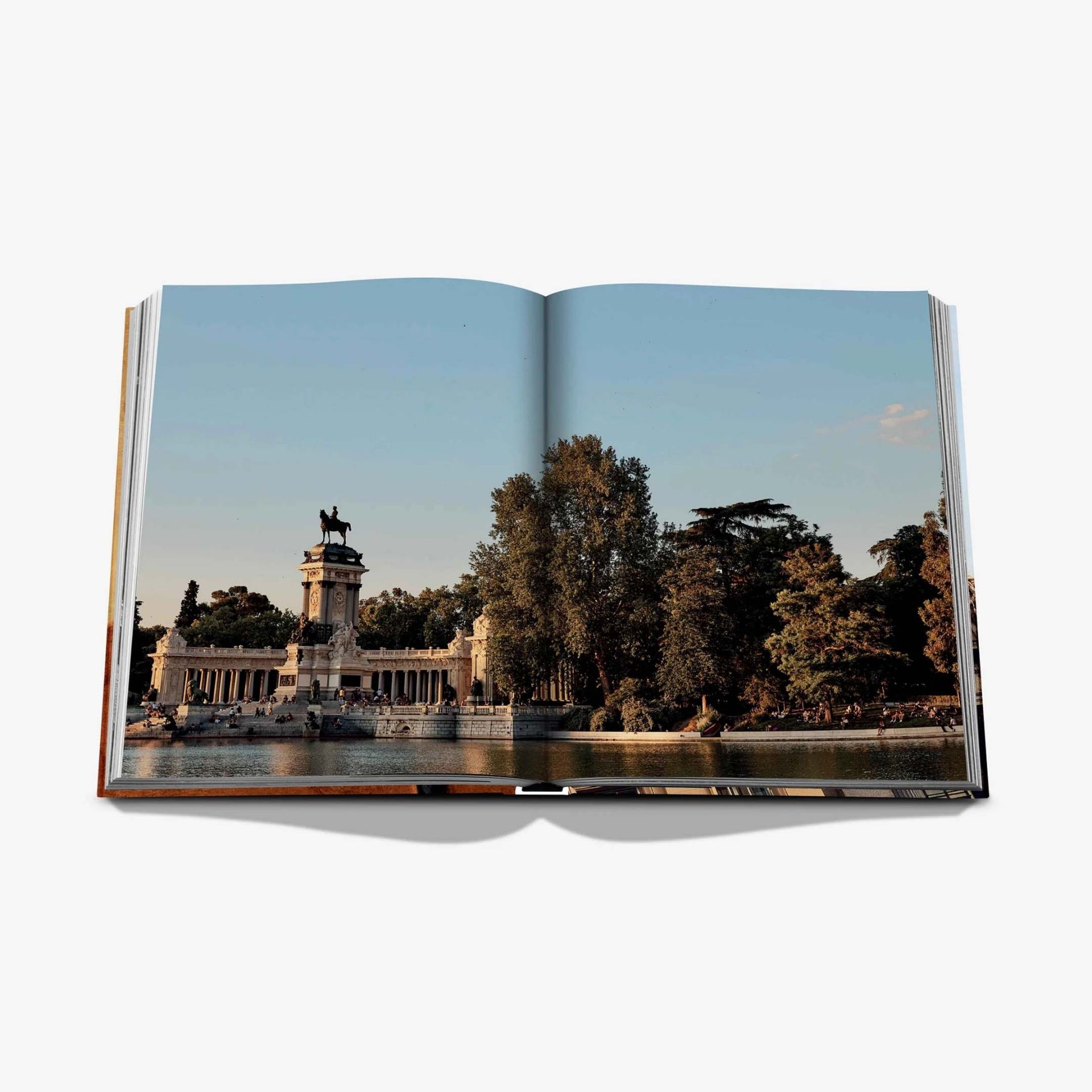 ASSOULINE Libro Madrid Chic 25 x 3 x H 33 CM 9781649804266