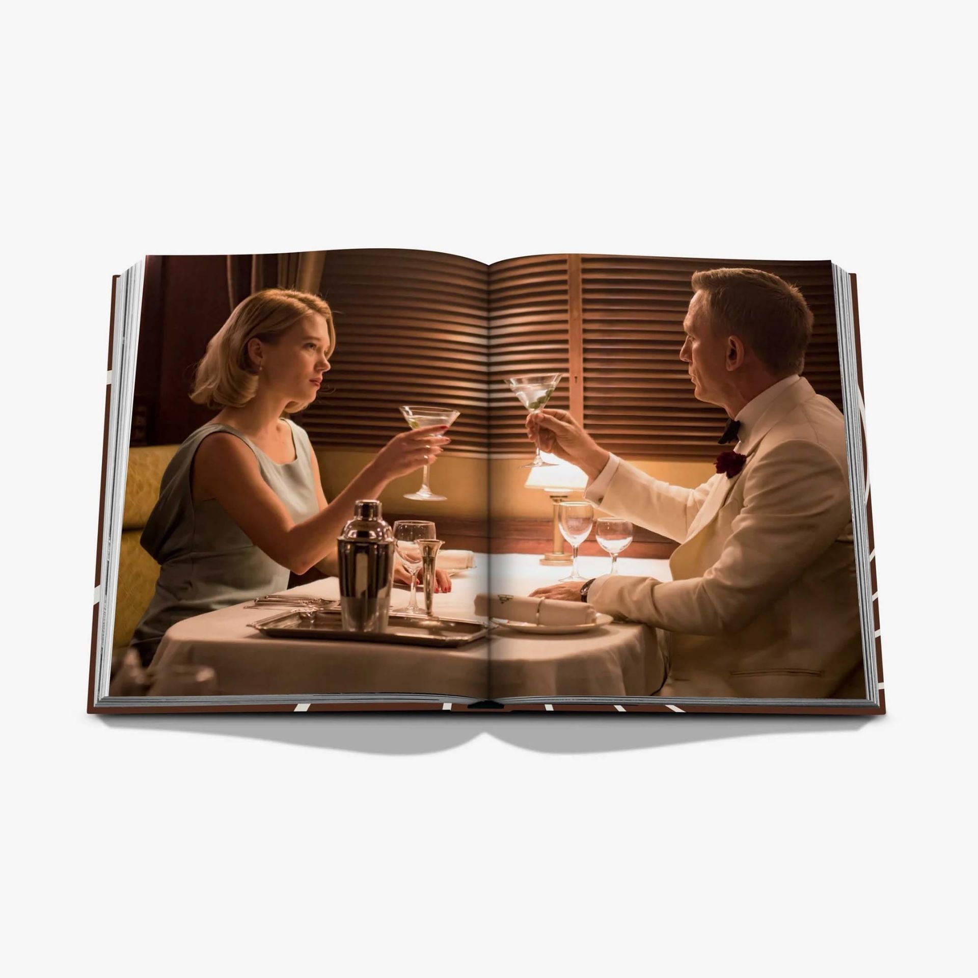 ASSOULINE Libro James Bond Style 25 x 3 x H 33 CM 9781649803917