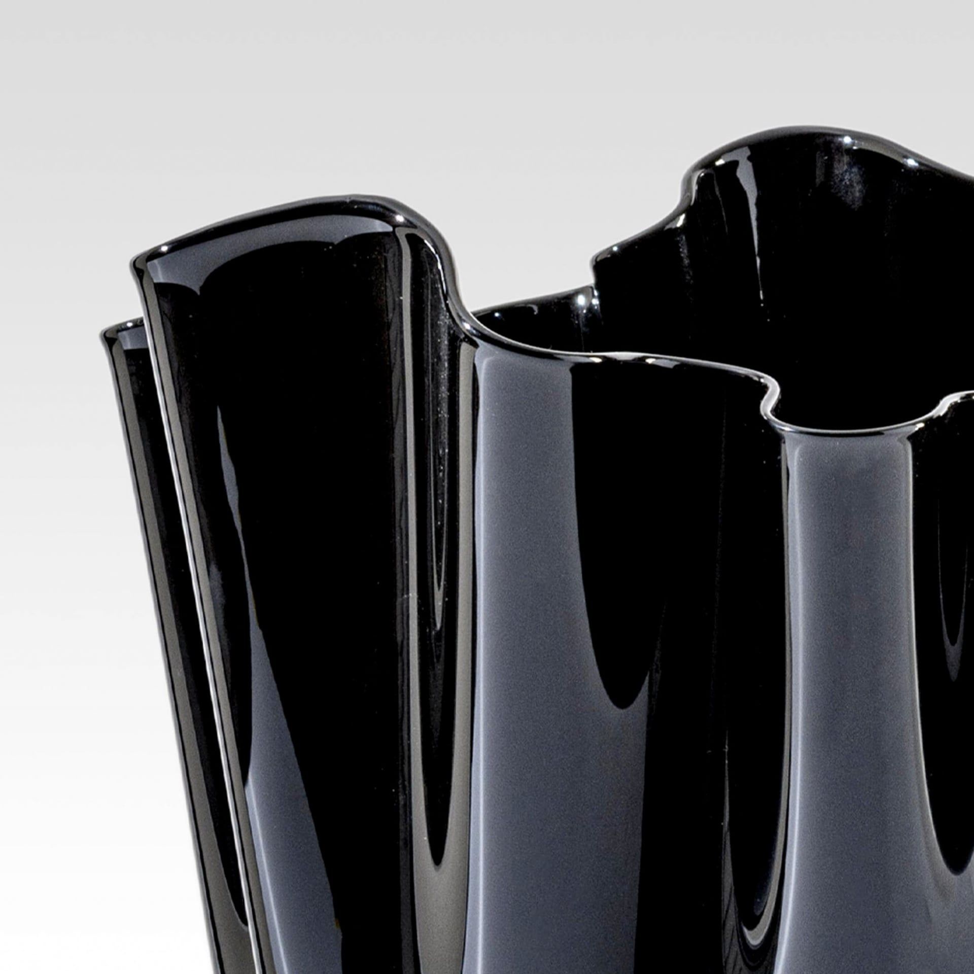 VENINI Vaso Fazzoletto Medium Nero  20CM – H 24CM 700.02