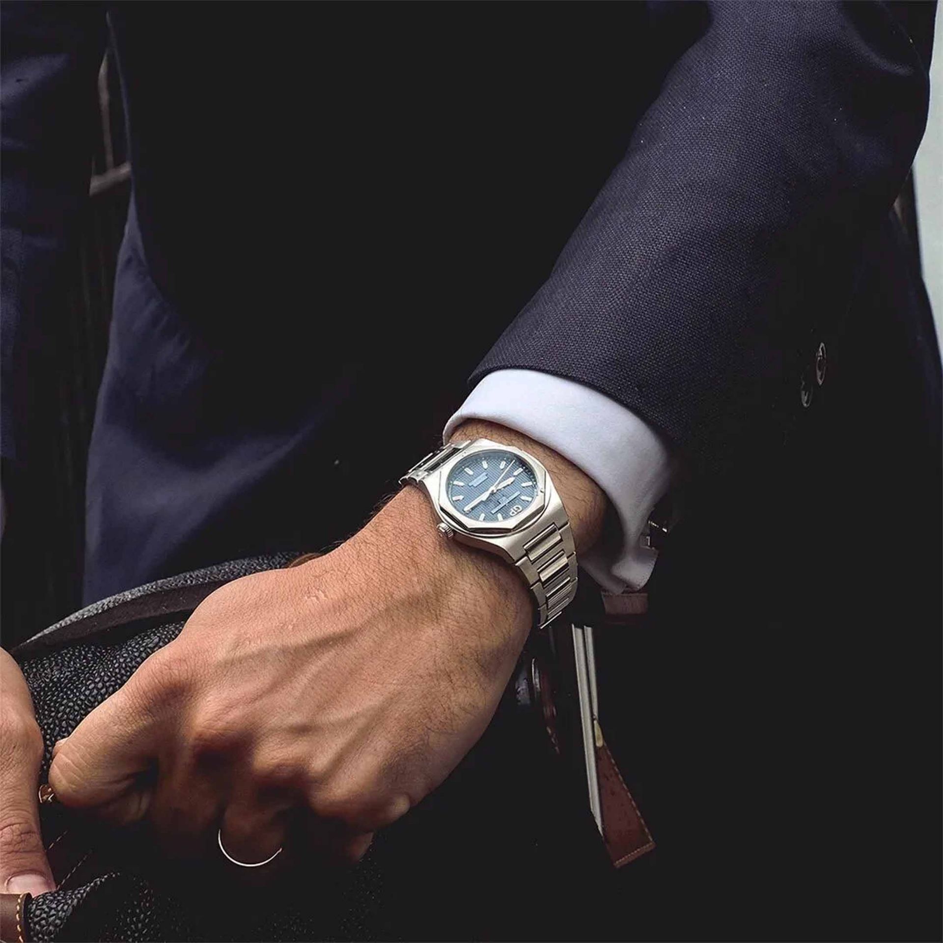 GIRARD PERREGAUX Laureato 42 MM 81010-11-431-11A