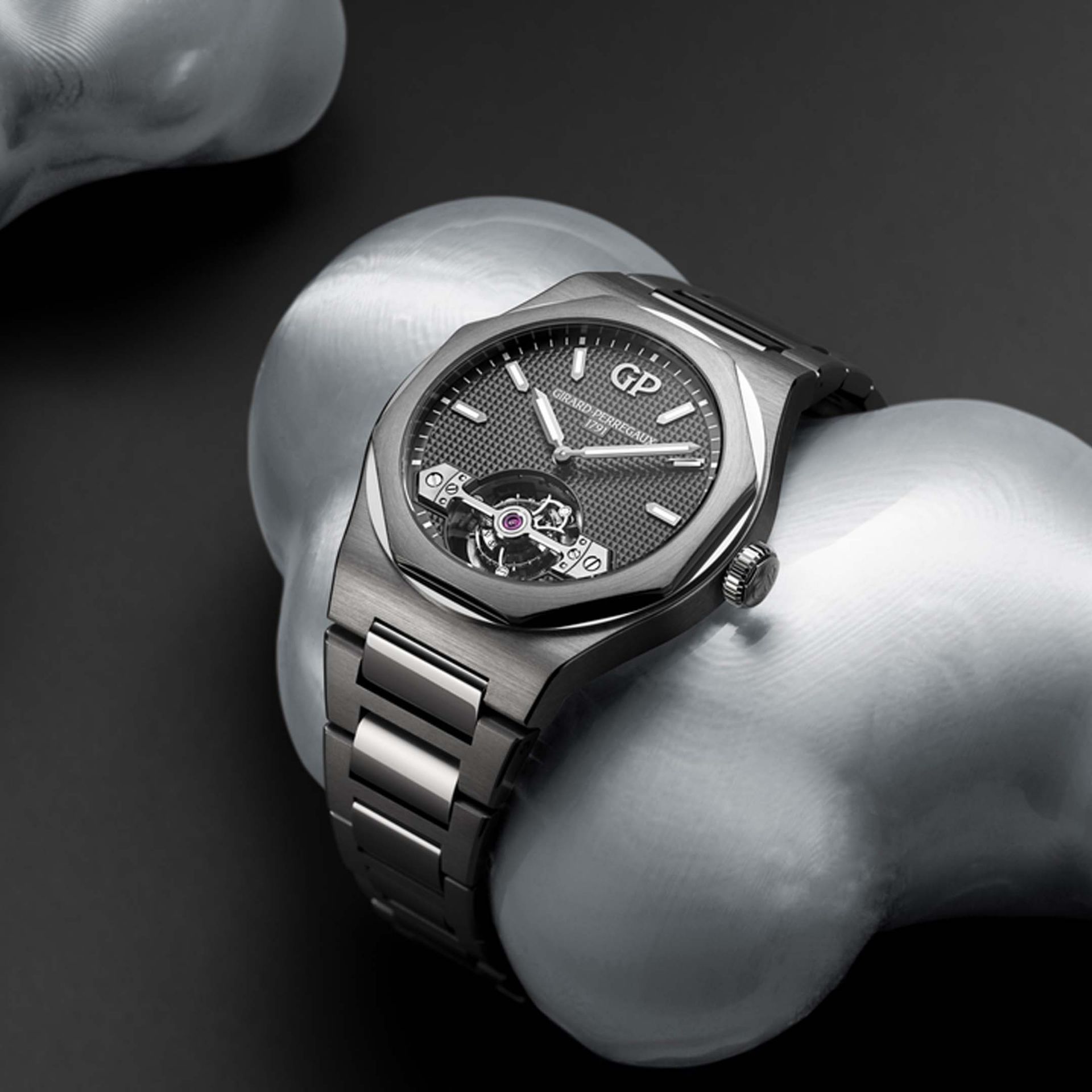 GIRARD PERREGAUX Laureato Tourbillon 43 MM 99115-21-3372-1GM