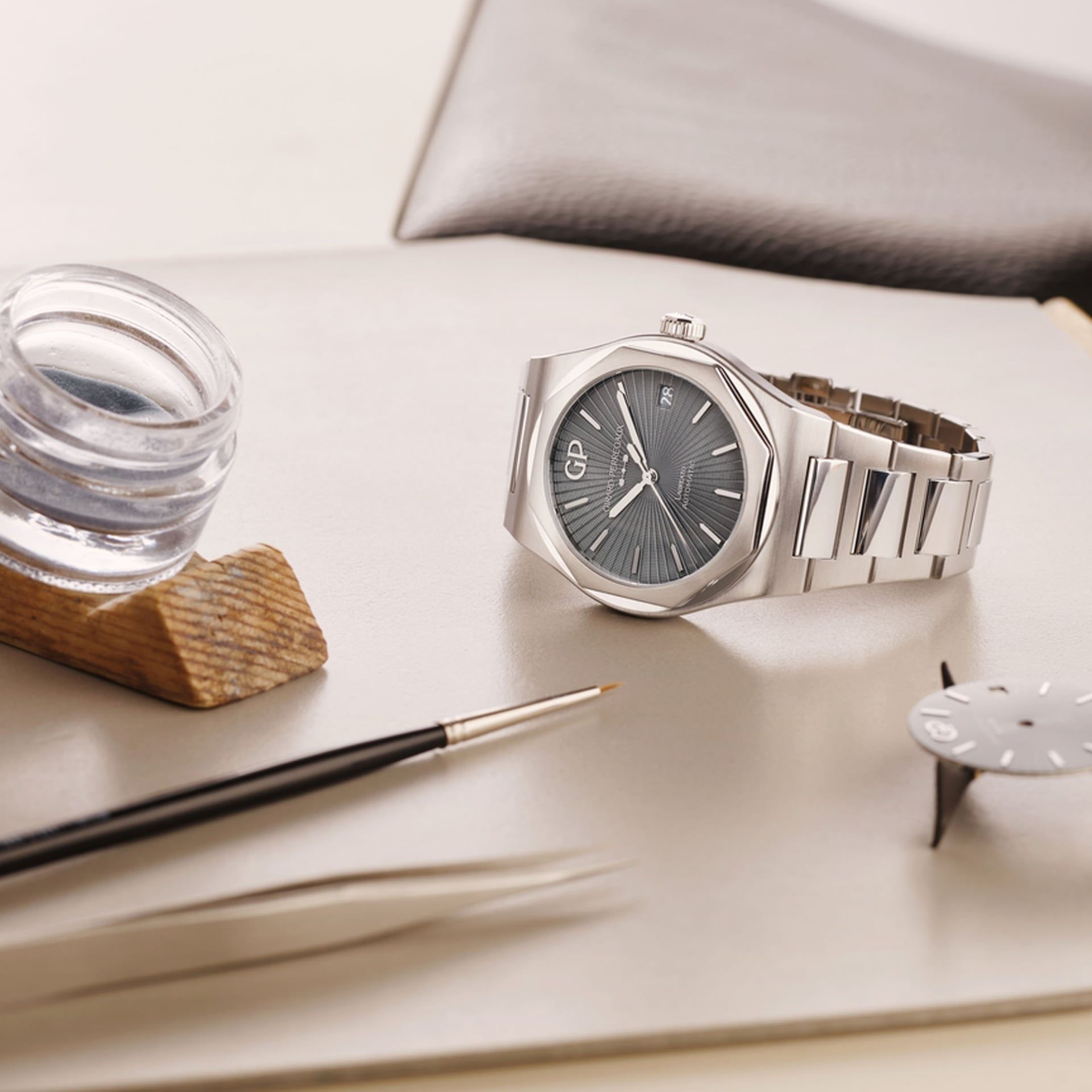 GIRARD PERREGAUX Laureato 42 42 MM 81010-11-3475-1CM