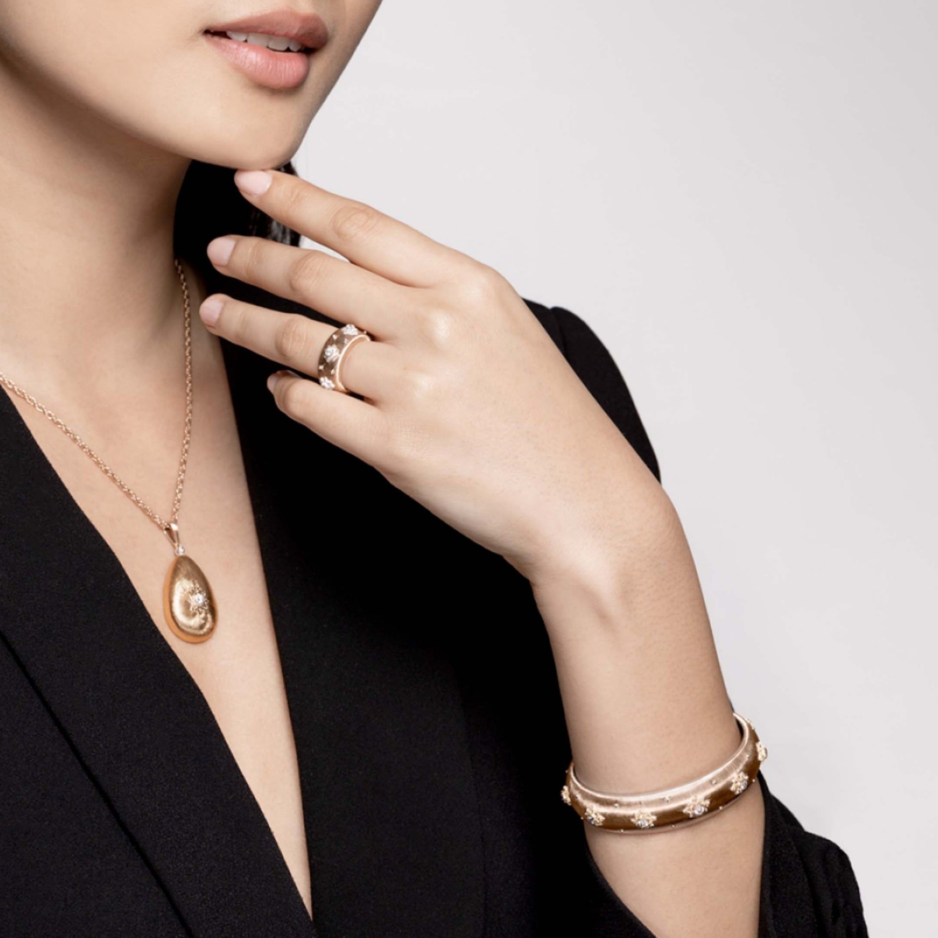BUCCELLATI Anello Eternelle Macri in Oro Giallo e Bianco  JAUETE008417
