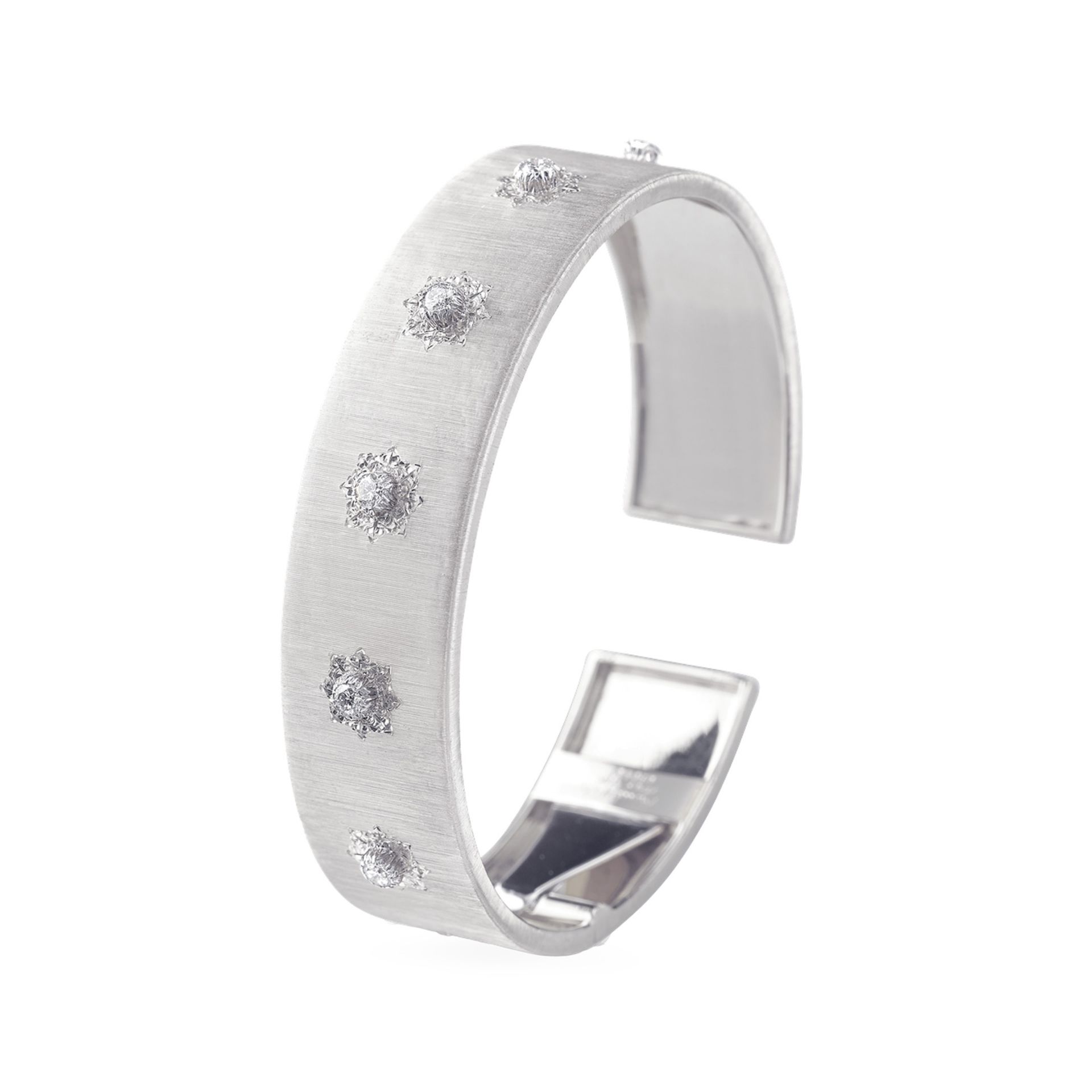 BUCCELLATI Bracciale a Fascia Macri Classica in Oro Bianco con Diamanti Rotondi  JAUBRA007607