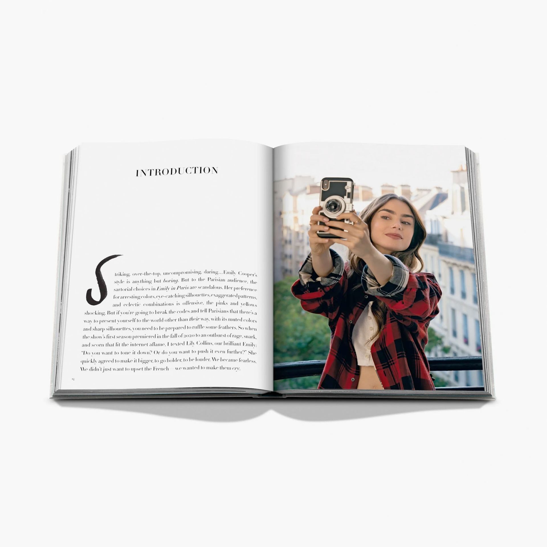 ASSOULINE Libro Emily in Paris: The Fashion Guide 25 x 4 x H 33 CM 9781649805171