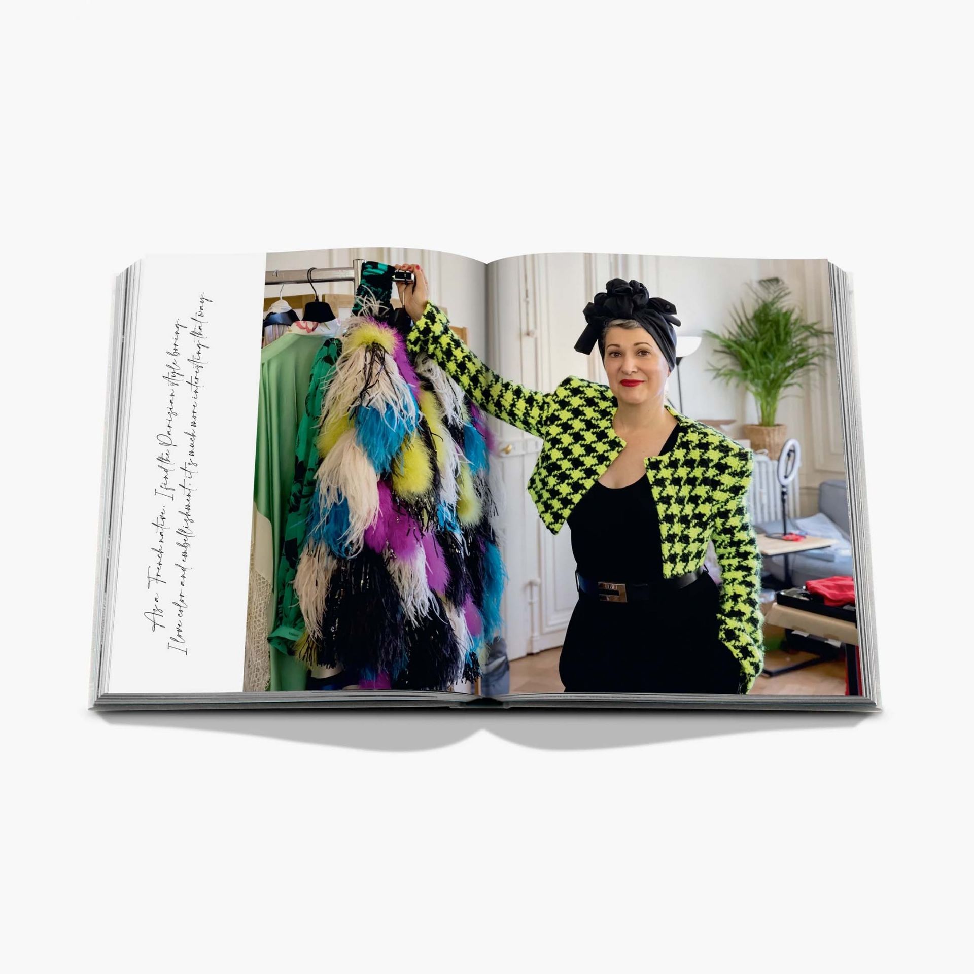 ASSOULINE Libro Emily in Paris: The Fashion Guide 25 x 4 x H 33 CM 9781649805171