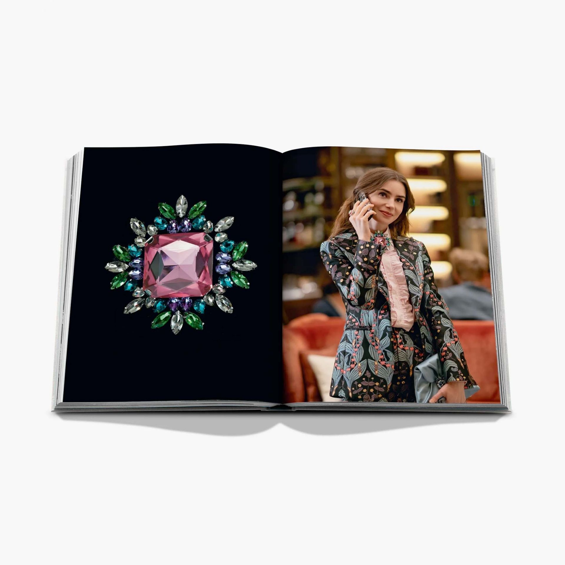 ASSOULINE Libro Emily in Paris: The Fashion Guide 25 x 4 x H 33 CM 9781649805171
