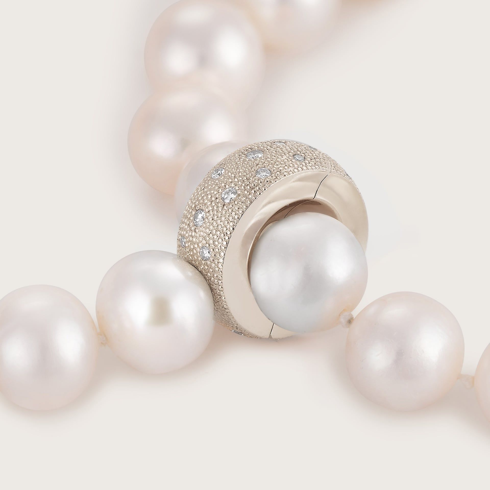 ASTRUA Collana Diva, Perle Akoya, Oro Bianco, Diamanti  DI69MORPD-P3AK8-8,5