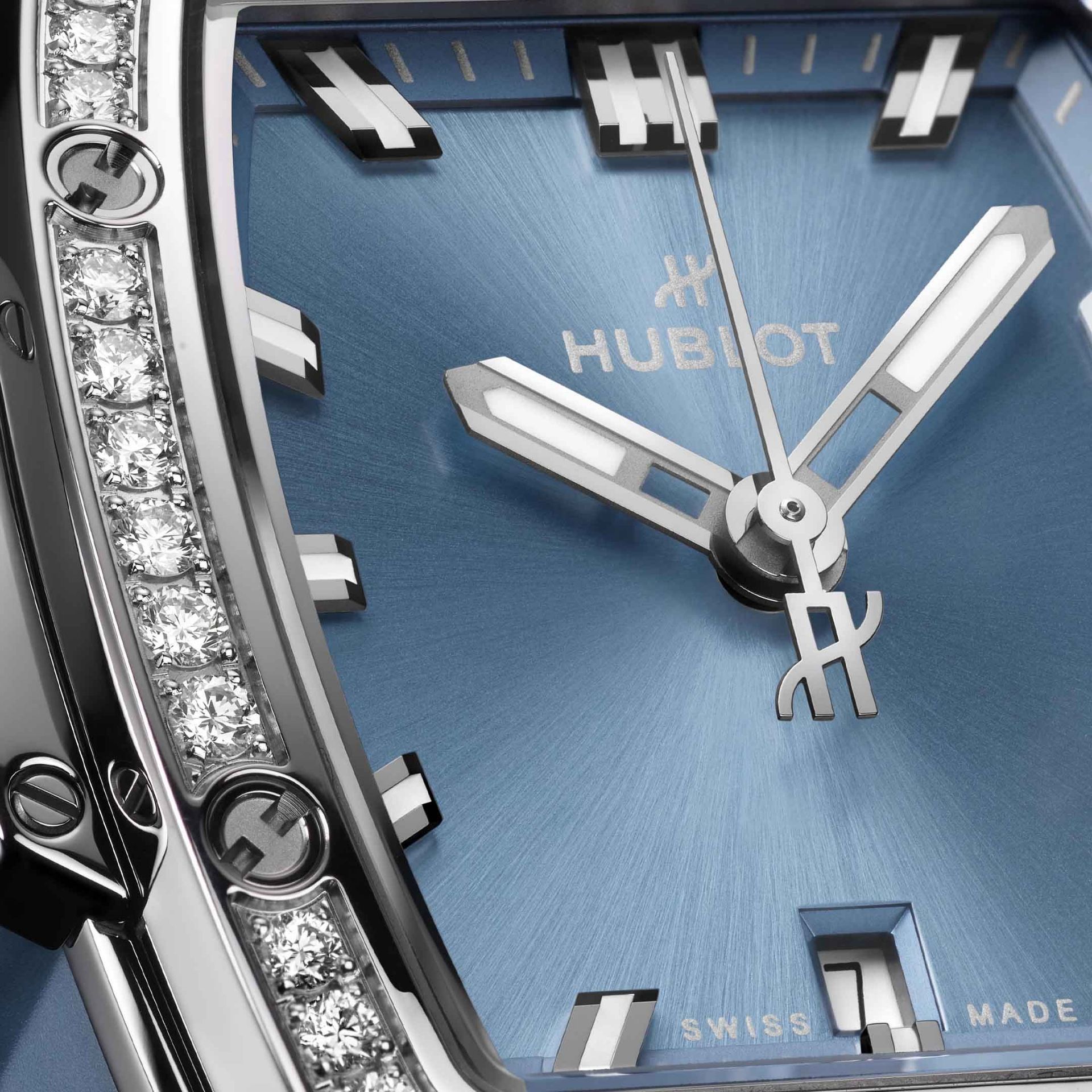 HUBLOT Spirit Of Big Bang Steel Coal Blue Diamonds 32 MM 682.SX.717B.RX.1204