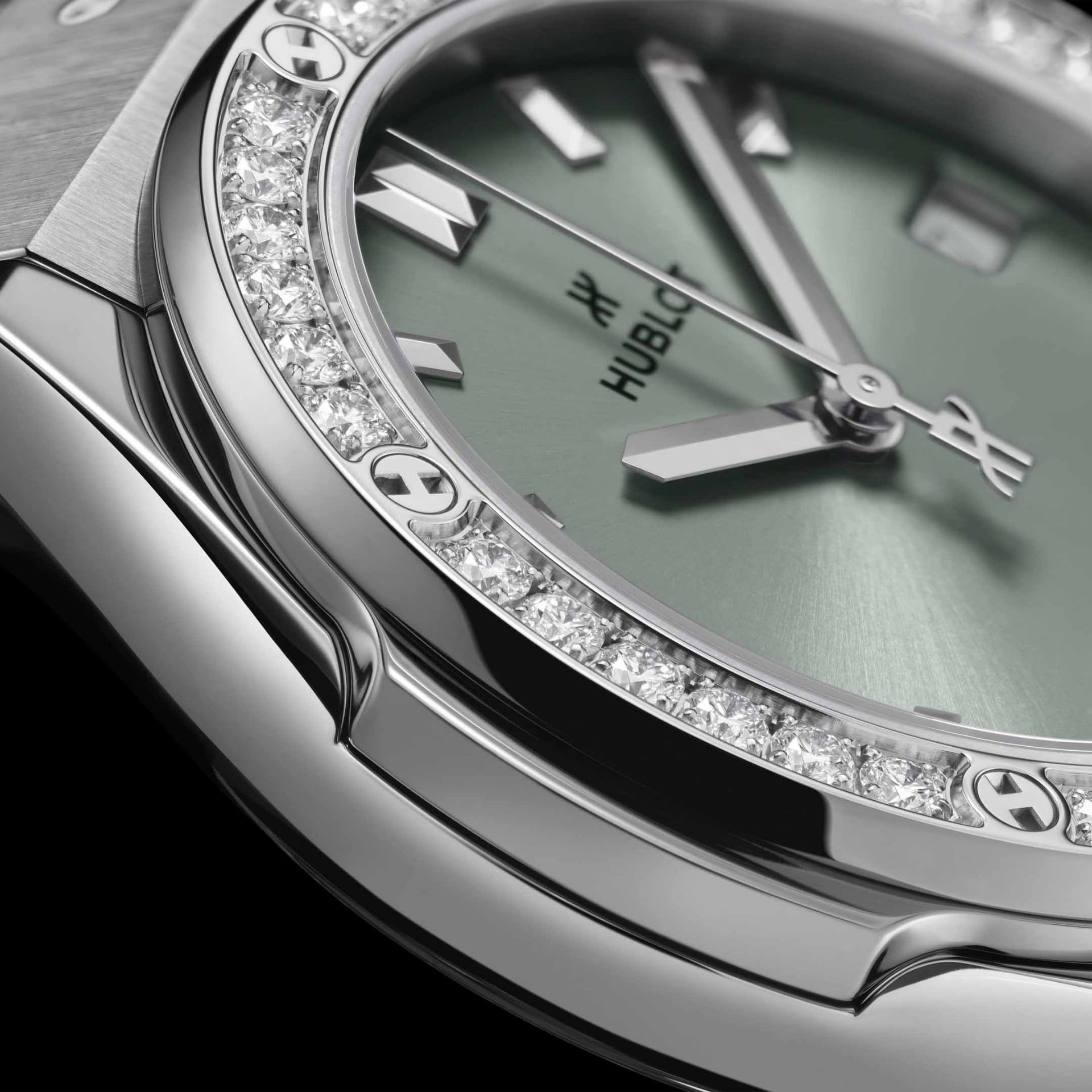 HUBLOT Classic Fusion Titanium Sage Green Diamonds 33 MM 581.NX.891G.NR.1104