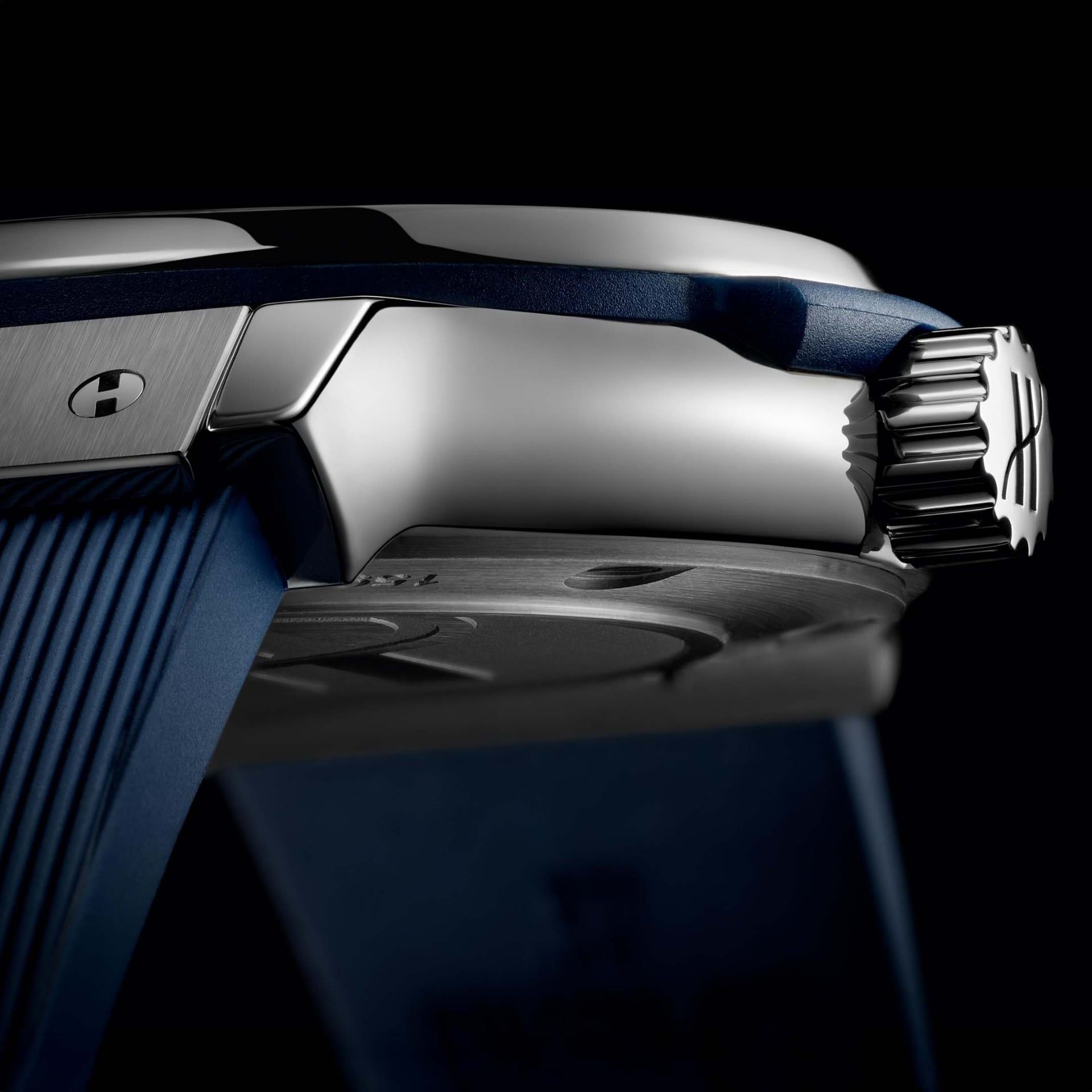 HUBLOT Classic Fusion Titanium Blue 33 MM 581.NX.7170.RX