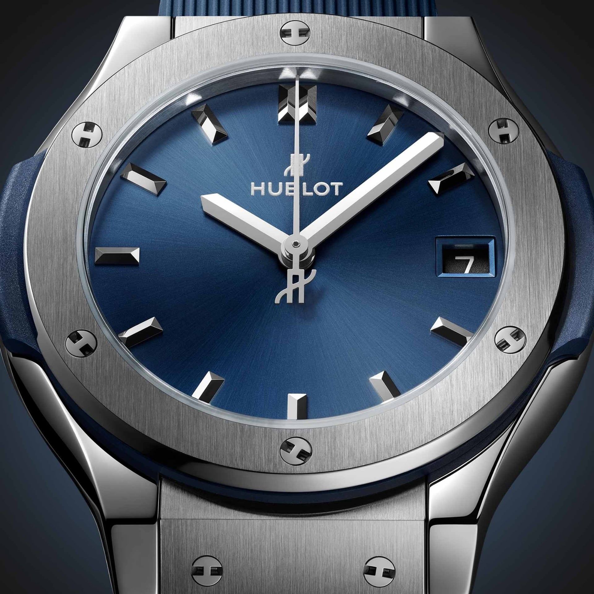 HUBLOT Classic Fusion Titanium Blue 33 MM 581.NX.7170.RX