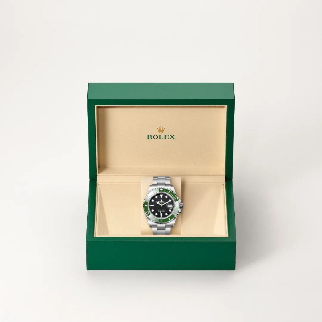 Rolex Submariner Date in Oystersteelcon “Butterfly mother-of-pearl pavé”, lunetta Domed, bracciale Oystersteel