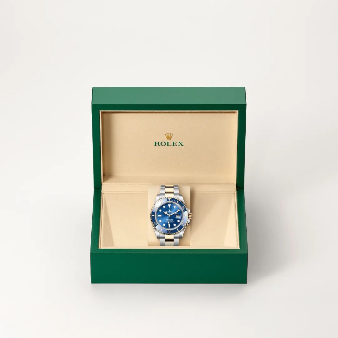 Rolex Submariner Date in Oystersteelcon “Butterfly mother-of-pearl pavé”, lunetta Domed, bracciale Oystersteel