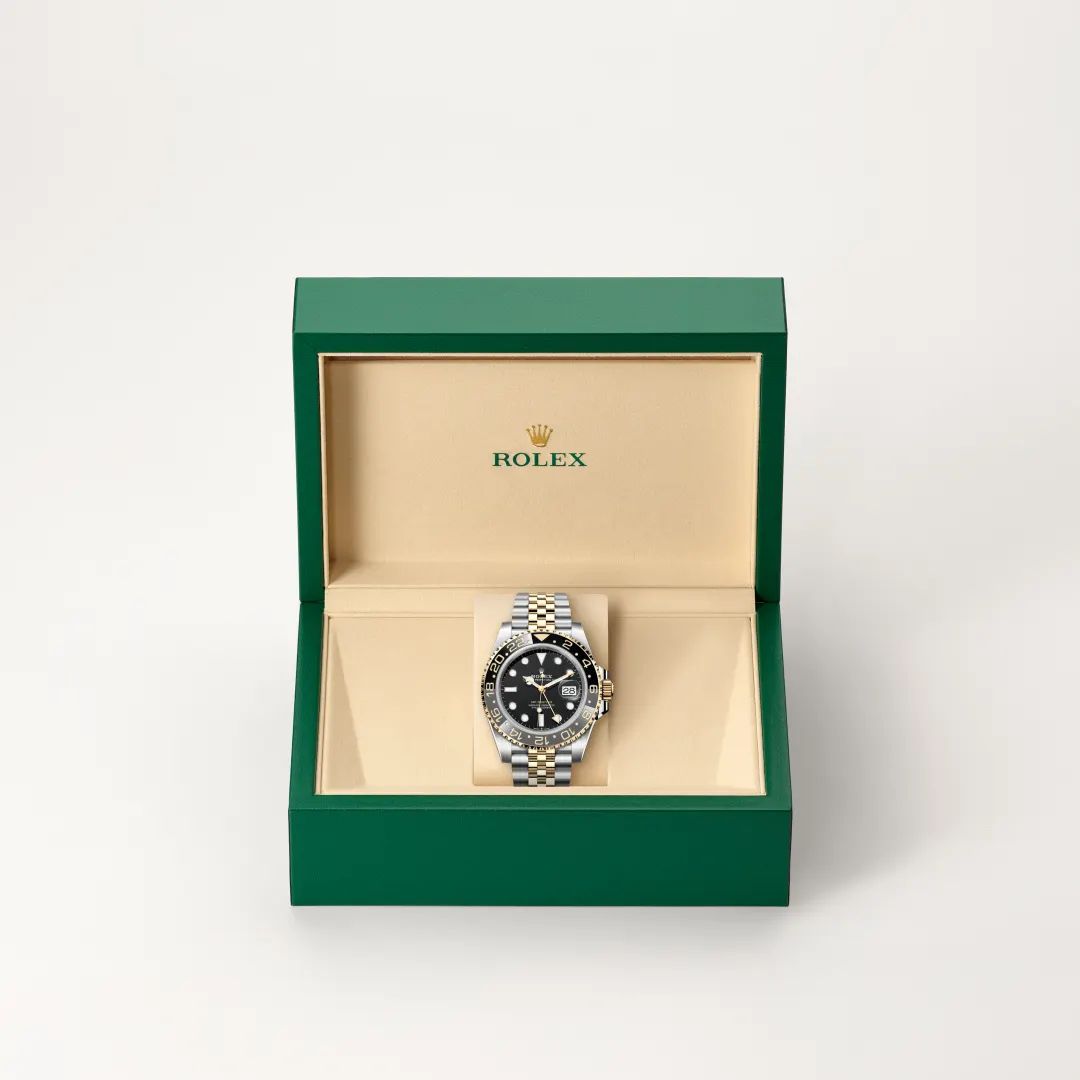 Rolex GMT-Master II in Oystersteelcon “Butterfly mother-of-pearl pavé”, lunetta Domed, bracciale Oystersteel