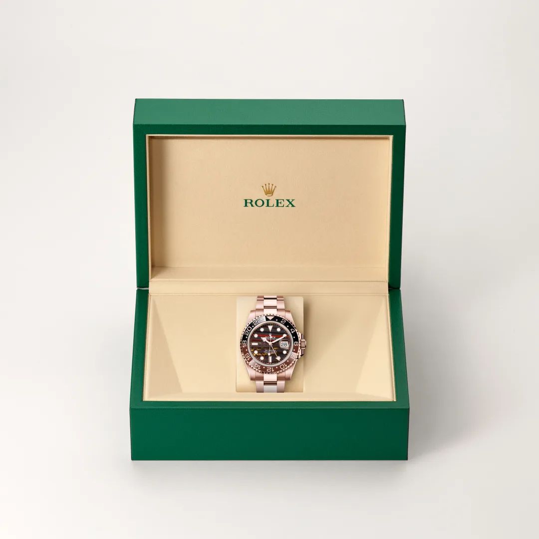 Rolex GMT-Master II in Acciaio Oystersteelcon “Pavé madreperla farfalle”, lunetta Bombata, bracciale Acciaio Oystersteel
