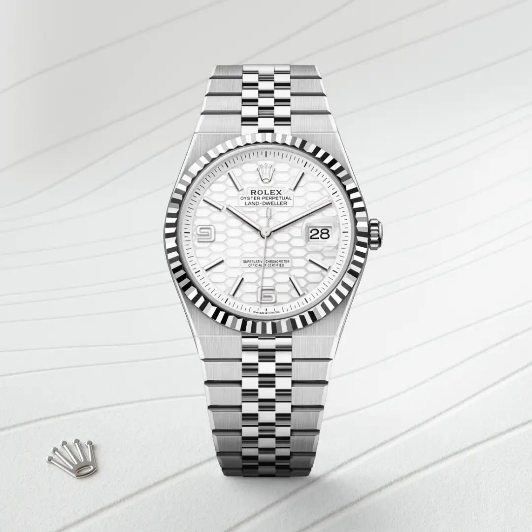 Rolex Land-Dweller 40 in Oystersteelcon “Butterfly mother-of-pearl pavé”, lunetta Domed, bracciale Oystersteel