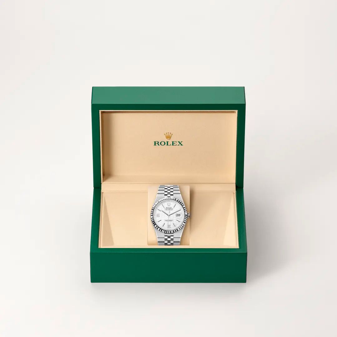 Rolex Land-Dweller 40 in Oystersteelcon “Butterfly mother-of-pearl pavé”, lunetta Domed, bracciale Oystersteel