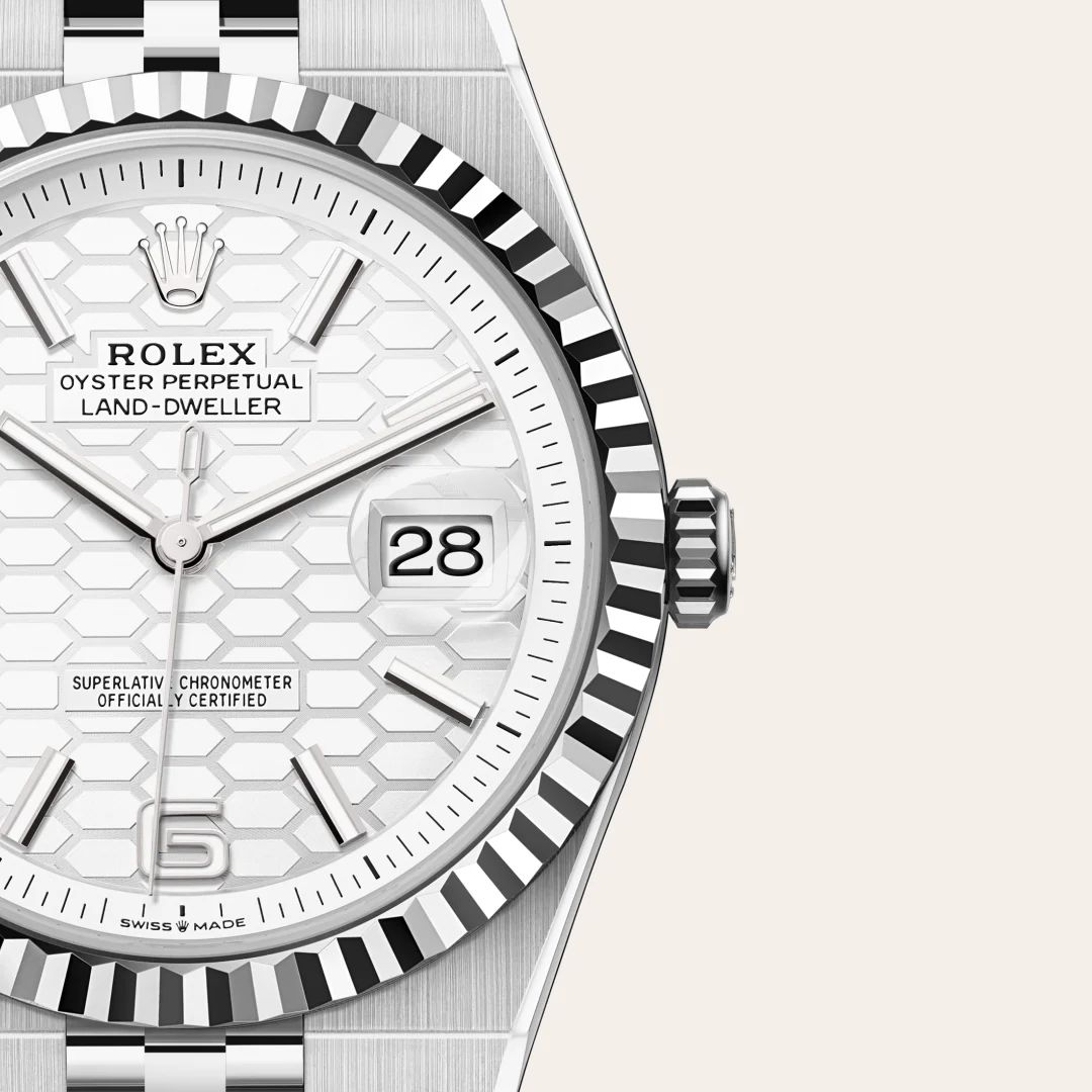 Rolex Land-Dweller 40 in Oystersteelcon “Butterfly mother-of-pearl pavé”, lunetta Domed, bracciale Oystersteel