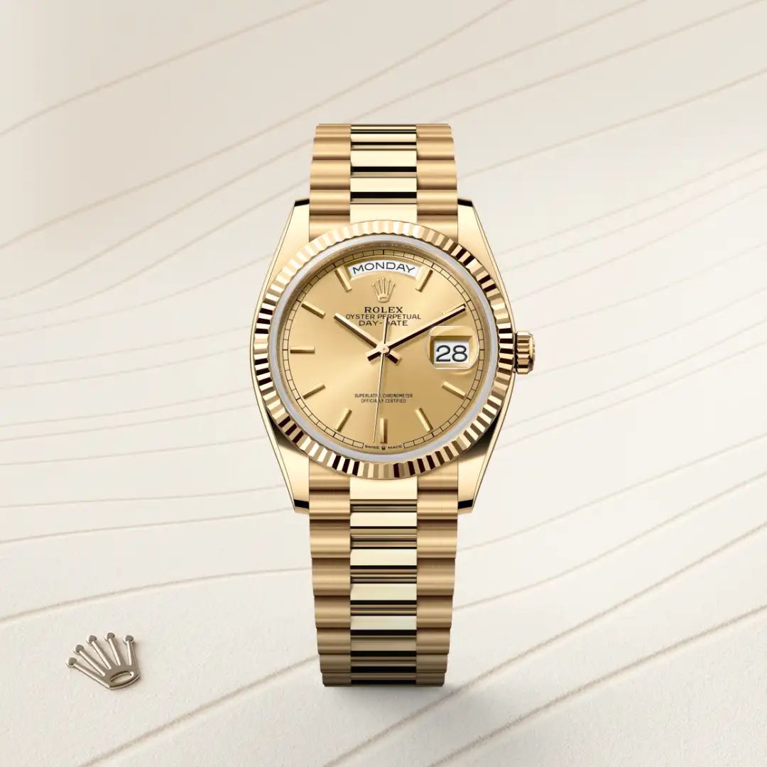 Rolex Day-Date 36 in Oystersteelcon “Butterfly mother-of-pearl pavé”, lunetta Domed, bracciale Oystersteel