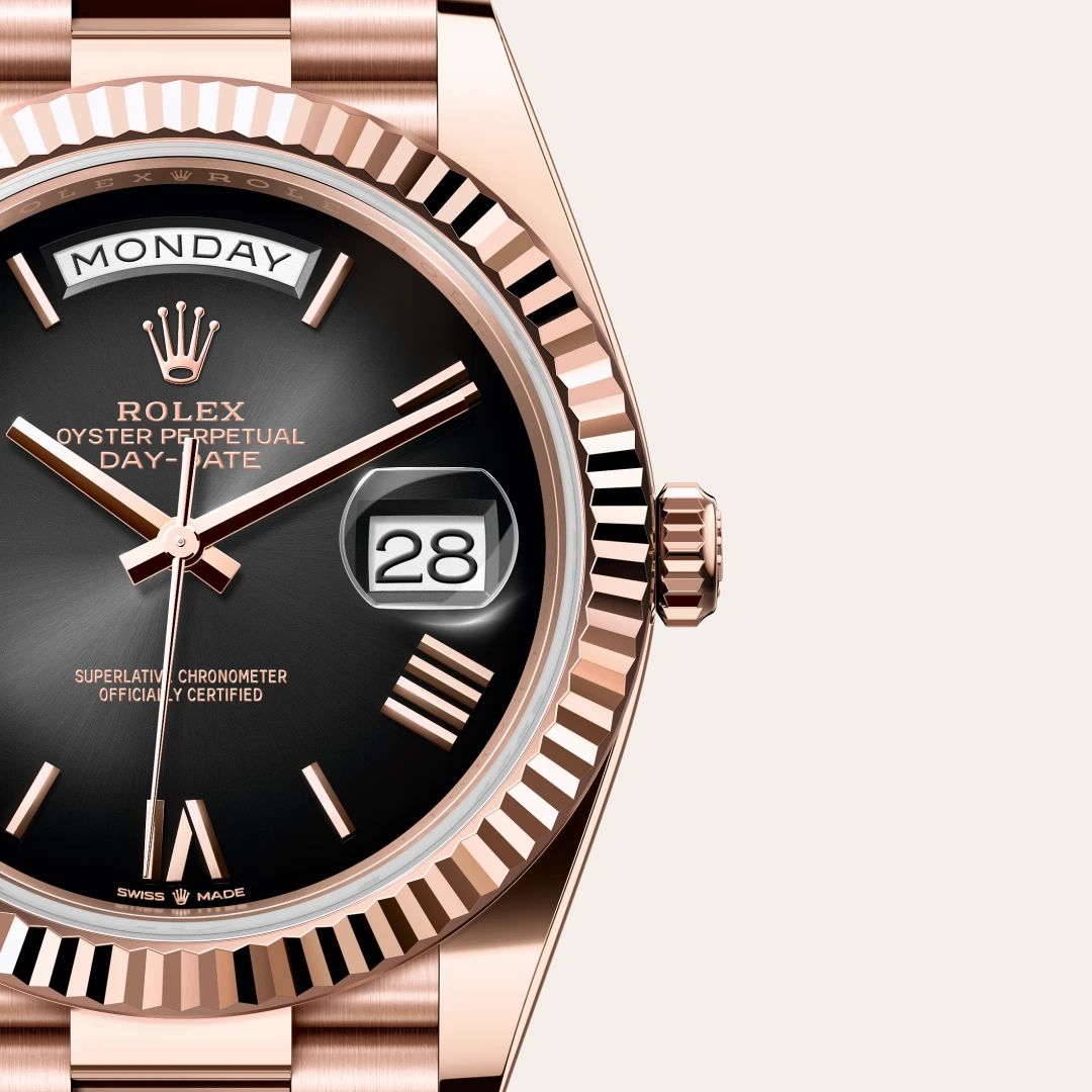 Rolex Day-Date 40 in Oystersteelcon “Butterfly mother-of-pearl pavé”, lunetta Domed, bracciale Oystersteel