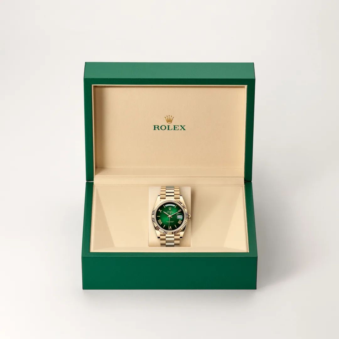 Rolex Day-Date 40 in Oystersteelcon “Butterfly mother-of-pearl pavé”, lunetta Domed, bracciale Oystersteel