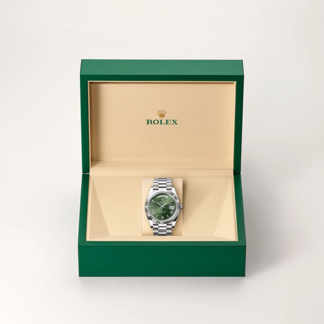 Rolex Day-Date 40 in Oystersteelcon “Butterfly mother-of-pearl pavé”, lunetta Domed, bracciale Oystersteel