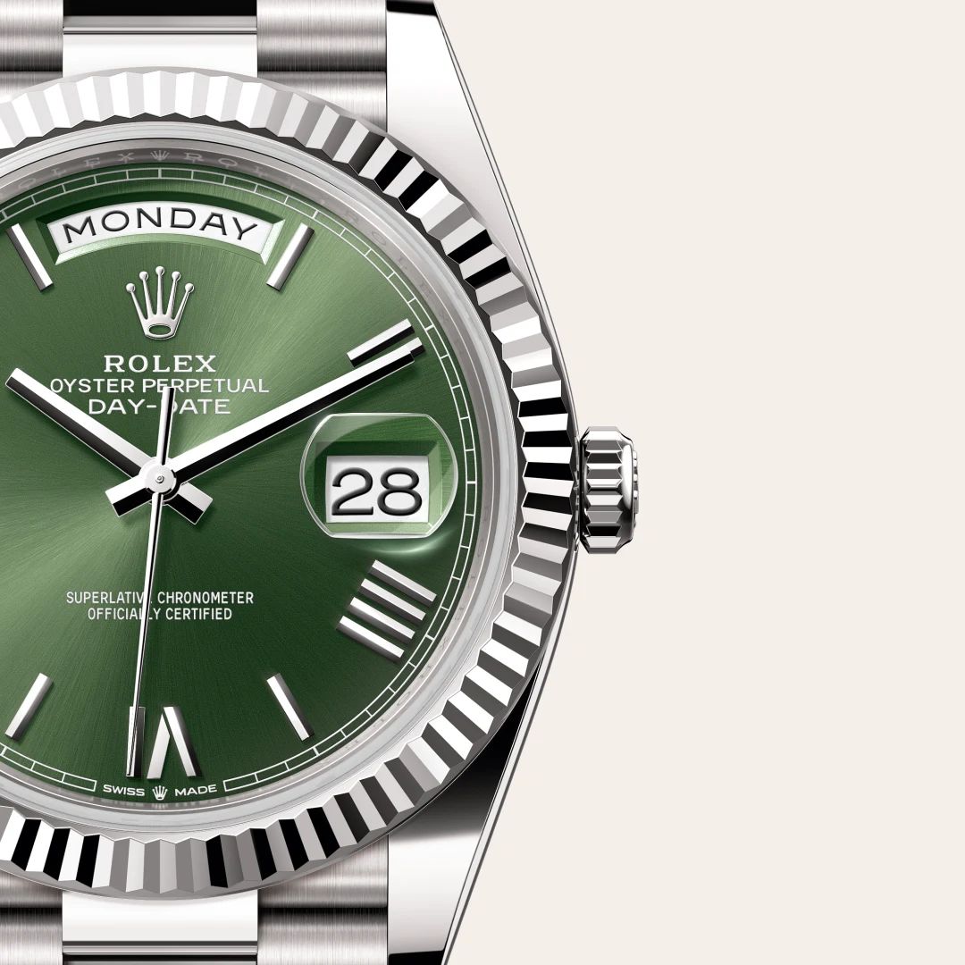 Rolex Day-Date 40 in Oystersteelcon “Butterfly mother-of-pearl pavé”, lunetta Domed, bracciale Oystersteel