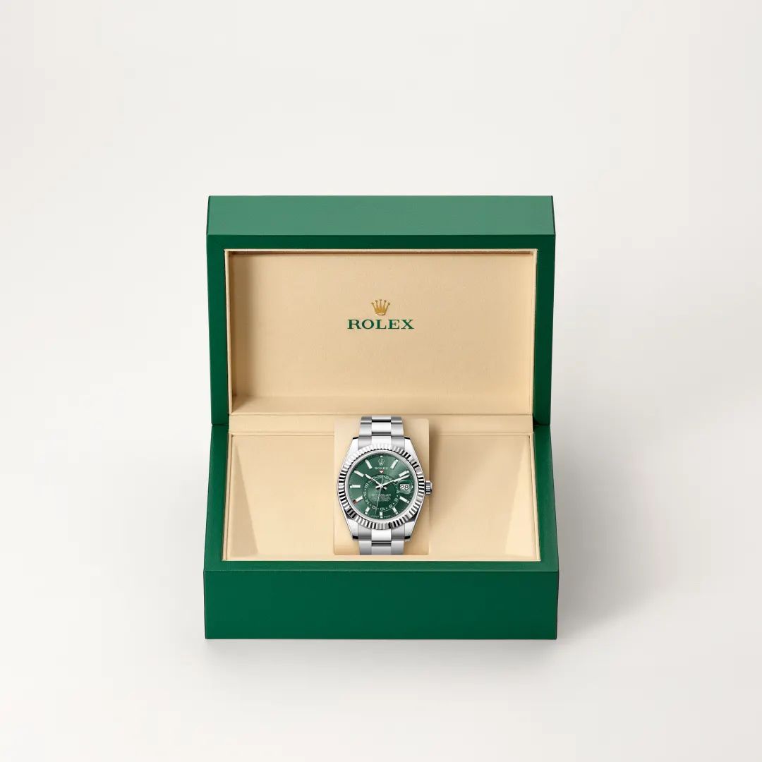 Rolex Sky-Dweller in Acciaio Oystersteelcon “Pavé madreperla farfalle”, lunetta Bombata, bracciale Acciaio Oystersteel