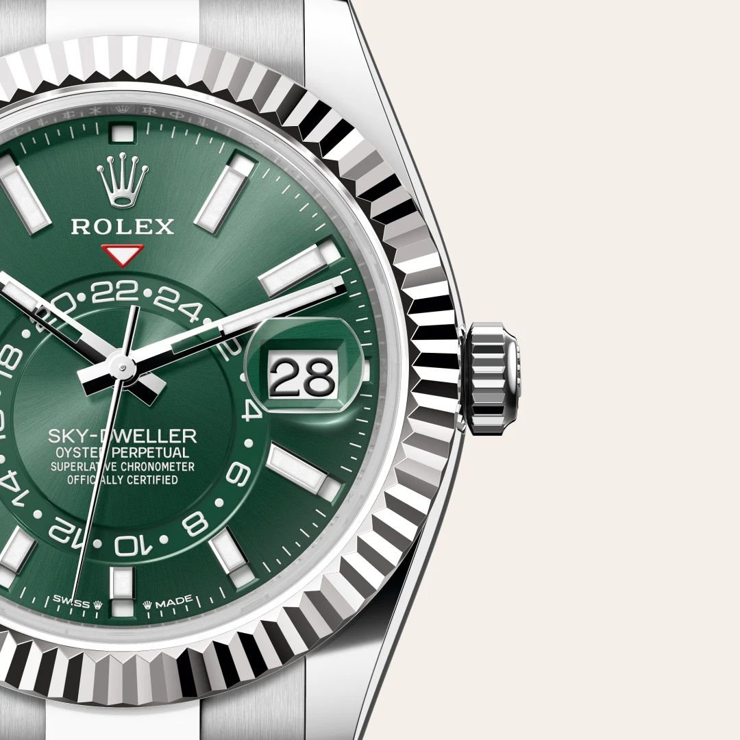 Rolex Sky-Dweller in Acciaio Oystersteelcon “Pavé madreperla farfalle”, lunetta Bombata, bracciale Acciaio Oystersteel