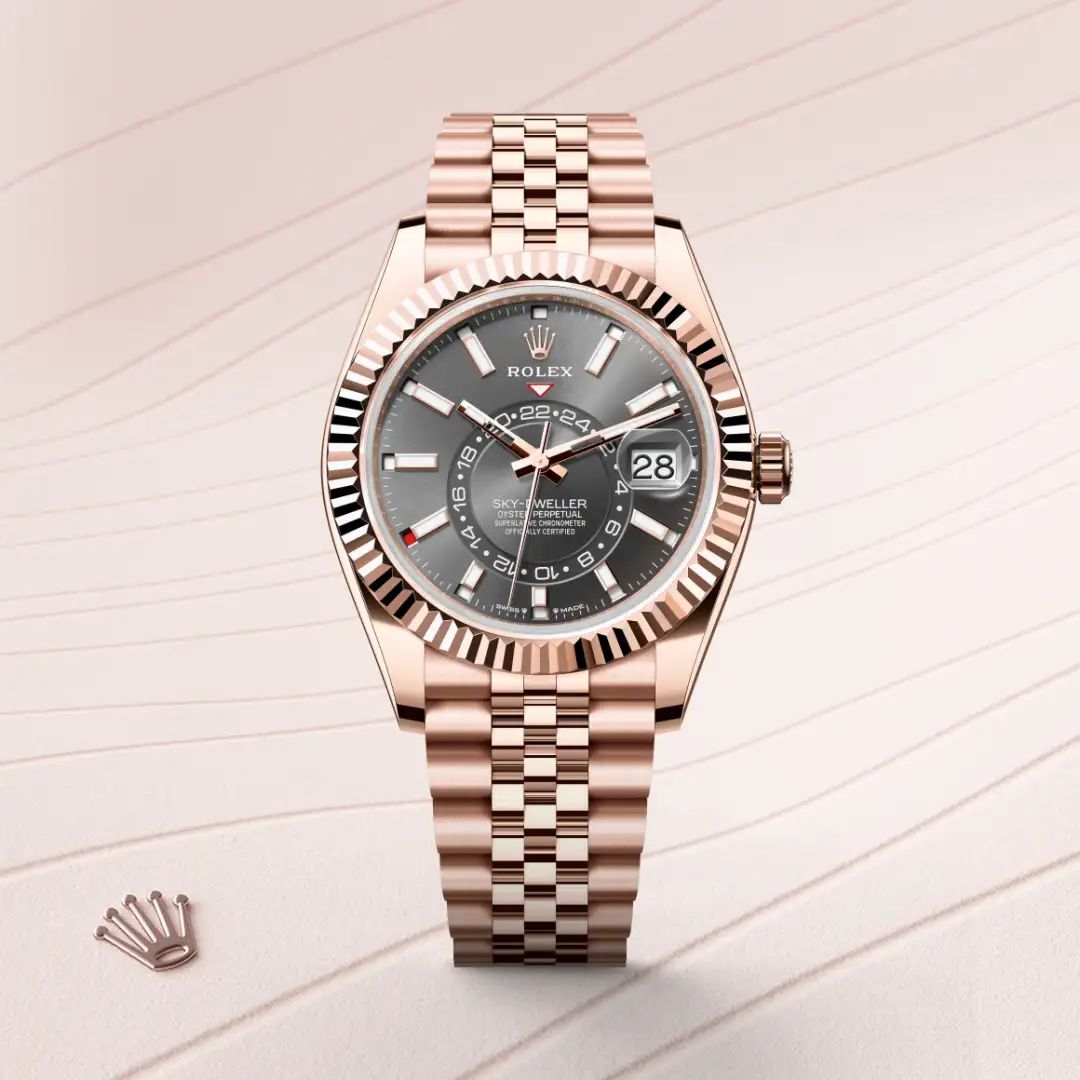Rolex Sky-Dweller in Oystersteelcon “Butterfly mother-of-pearl pavé”, lunetta Domed, bracciale Oystersteel