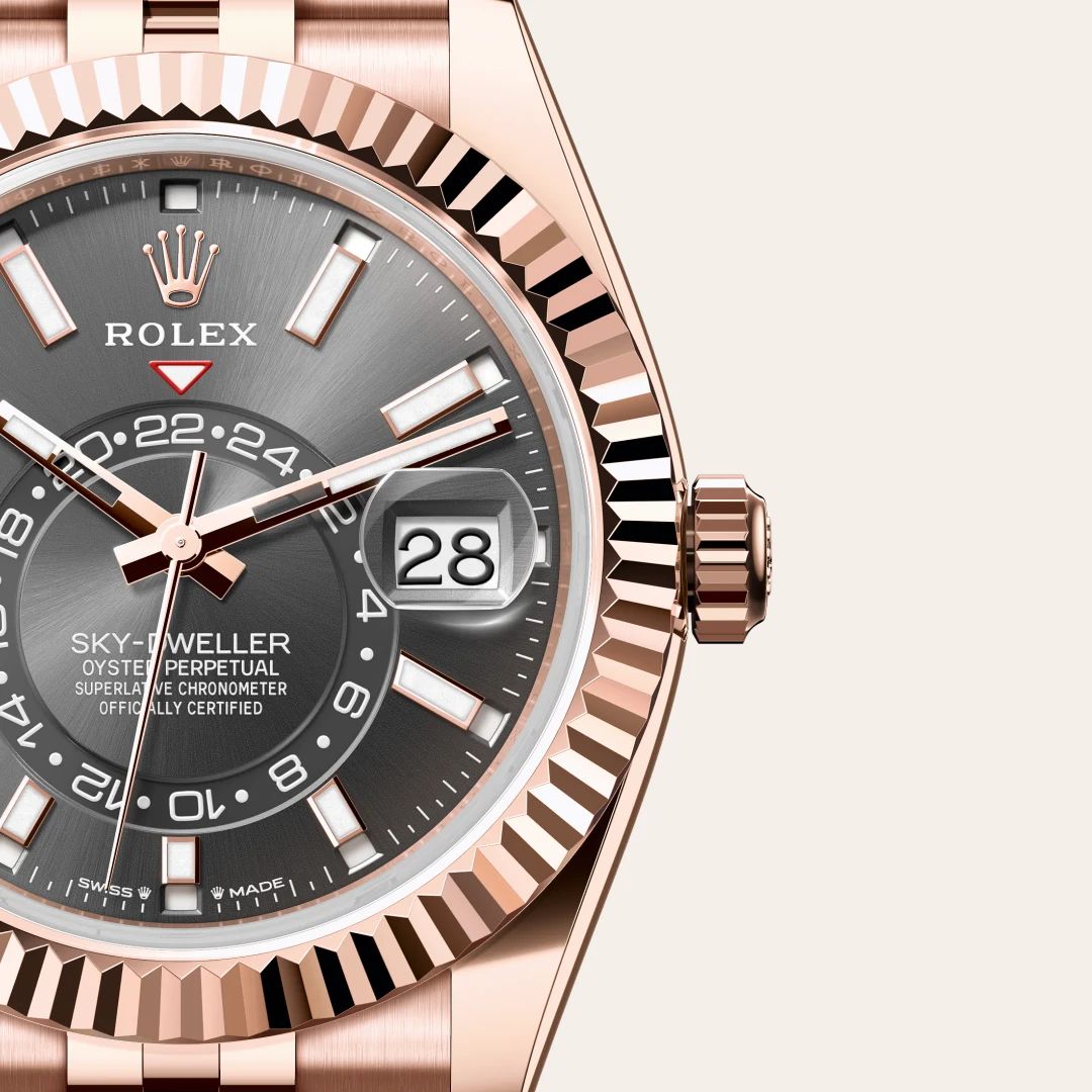 Rolex Sky-Dweller in Oystersteelcon “Butterfly mother-of-pearl pavé”, lunetta Domed, bracciale Oystersteel