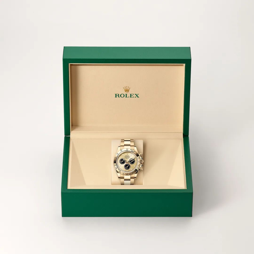 Rolex Cosmograph Daytona in Oystersteelcon “Butterfly mother-of-pearl pavé”, lunetta Domed, bracciale Oystersteel