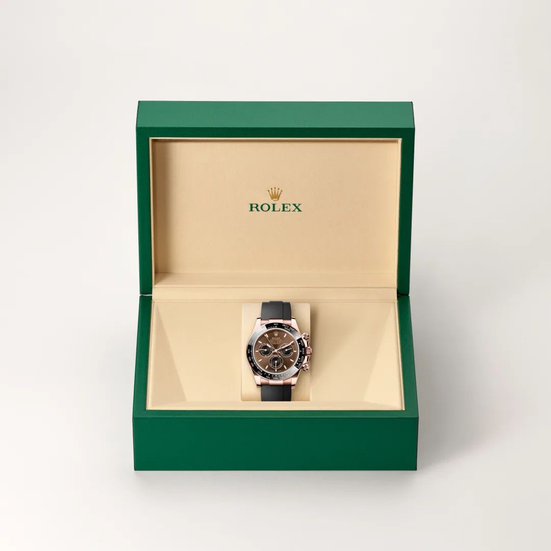 Rolex Cosmograph Daytona in Acciaio Oystersteelcon “Pavé madreperla farfalle”, lunetta Bombata, bracciale Acciaio Oystersteel
