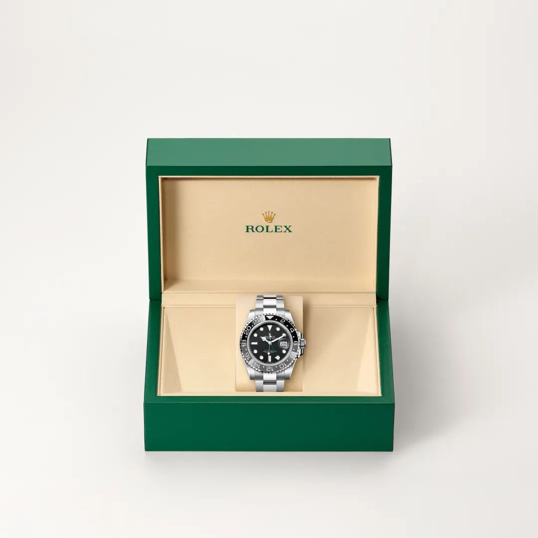 Rolex GMT-Master II in Oystersteelcon “Butterfly mother-of-pearl pavé”, lunetta Domed, bracciale Oystersteel