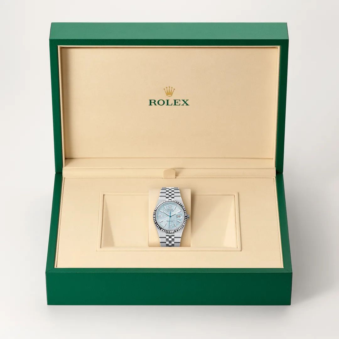 Rolex Land-Dweller 36 in Oystersteelcon “Butterfly mother-of-pearl pavé”, lunetta Domed, bracciale Oystersteel